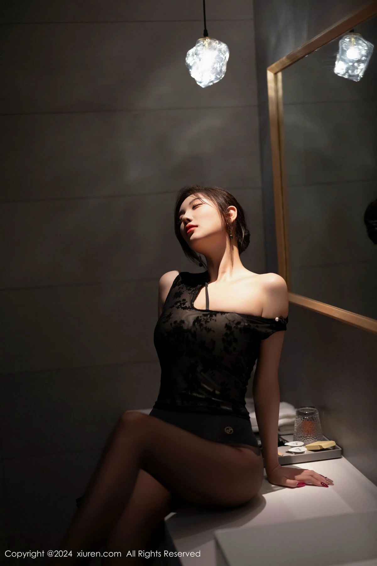 [[XiuRen秀人网]秀人网]No.9384_女神杨晨晨Yome性感黑色蕾丝内衣配黑丝袜秀丰腴身材完美写真80P