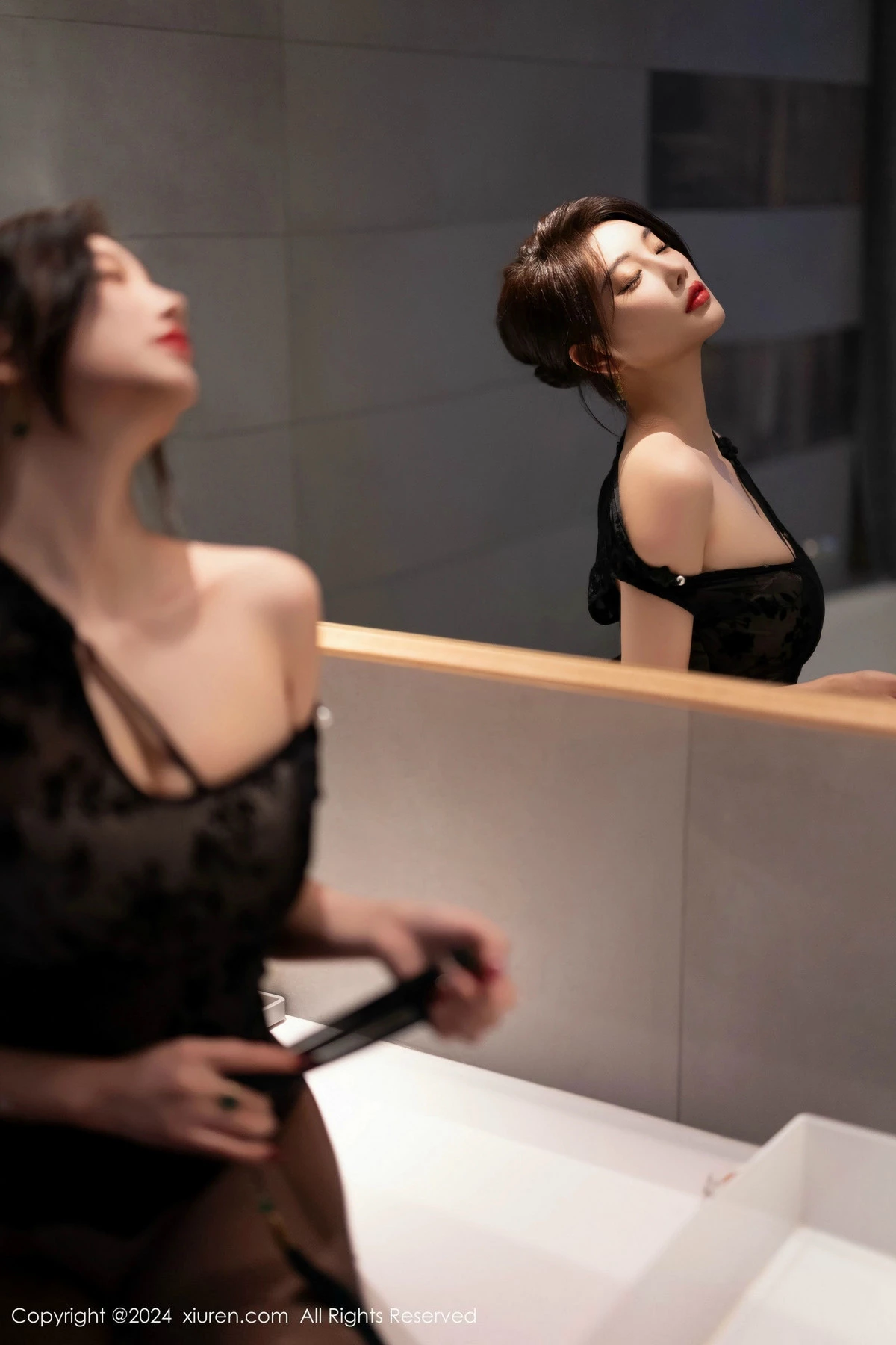 [[XiuRen秀人网]秀人网]No.9384_女神杨晨晨Yome性感黑色蕾丝内衣配黑丝袜秀丰腴身材完美写真80P