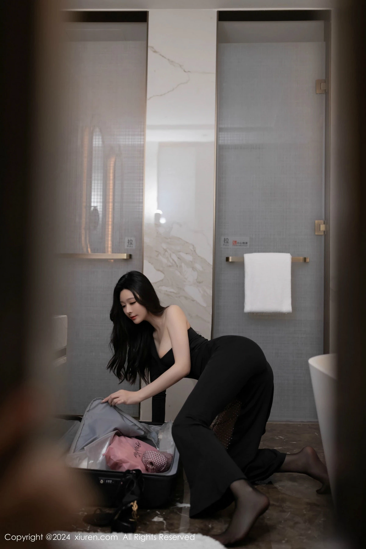 [[XiuRen秀人网]秀人网]No.9386_模特小逗逗性感黑色连衣裙露黑色内衣配开档黑丝秀翘臀诱惑写真80P