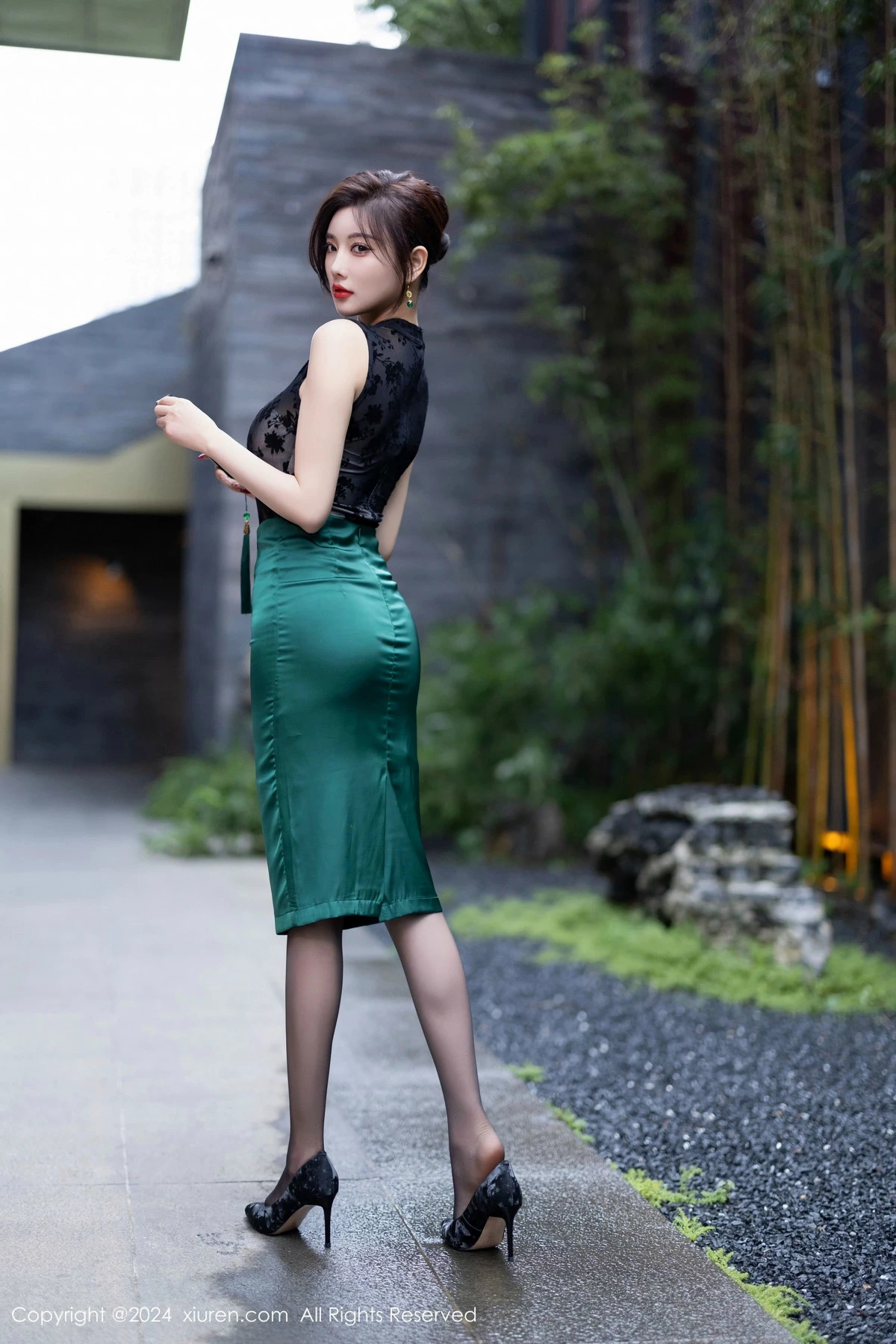 [[XiuRen秀人网]秀人网]No.9384_女神杨晨晨Yome性感黑色蕾丝内衣配黑丝袜秀丰腴身材完美写真80P