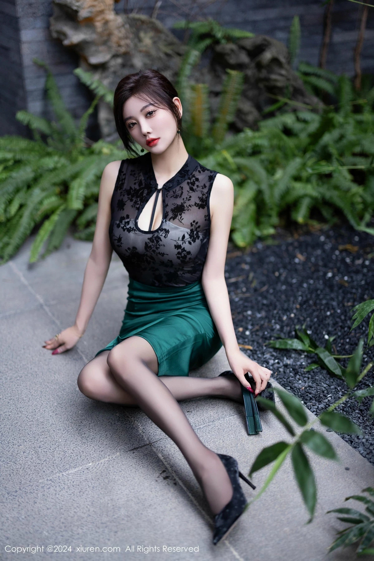 [[XiuRen秀人网]秀人网]No.9384_女神杨晨晨Yome性感黑色蕾丝内衣配黑丝袜秀丰腴身材完美写真80P