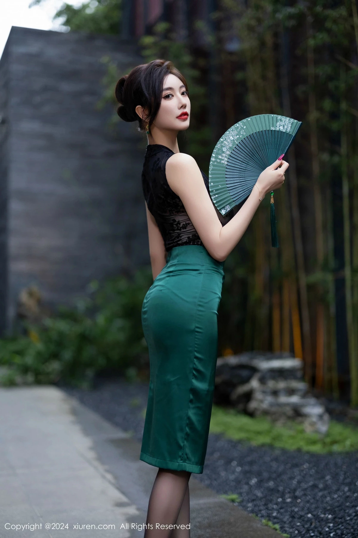 [[XiuRen秀人网]秀人网]No.9384_女神杨晨晨Yome性感黑色蕾丝内衣配黑丝袜秀丰腴身材完美写真80P