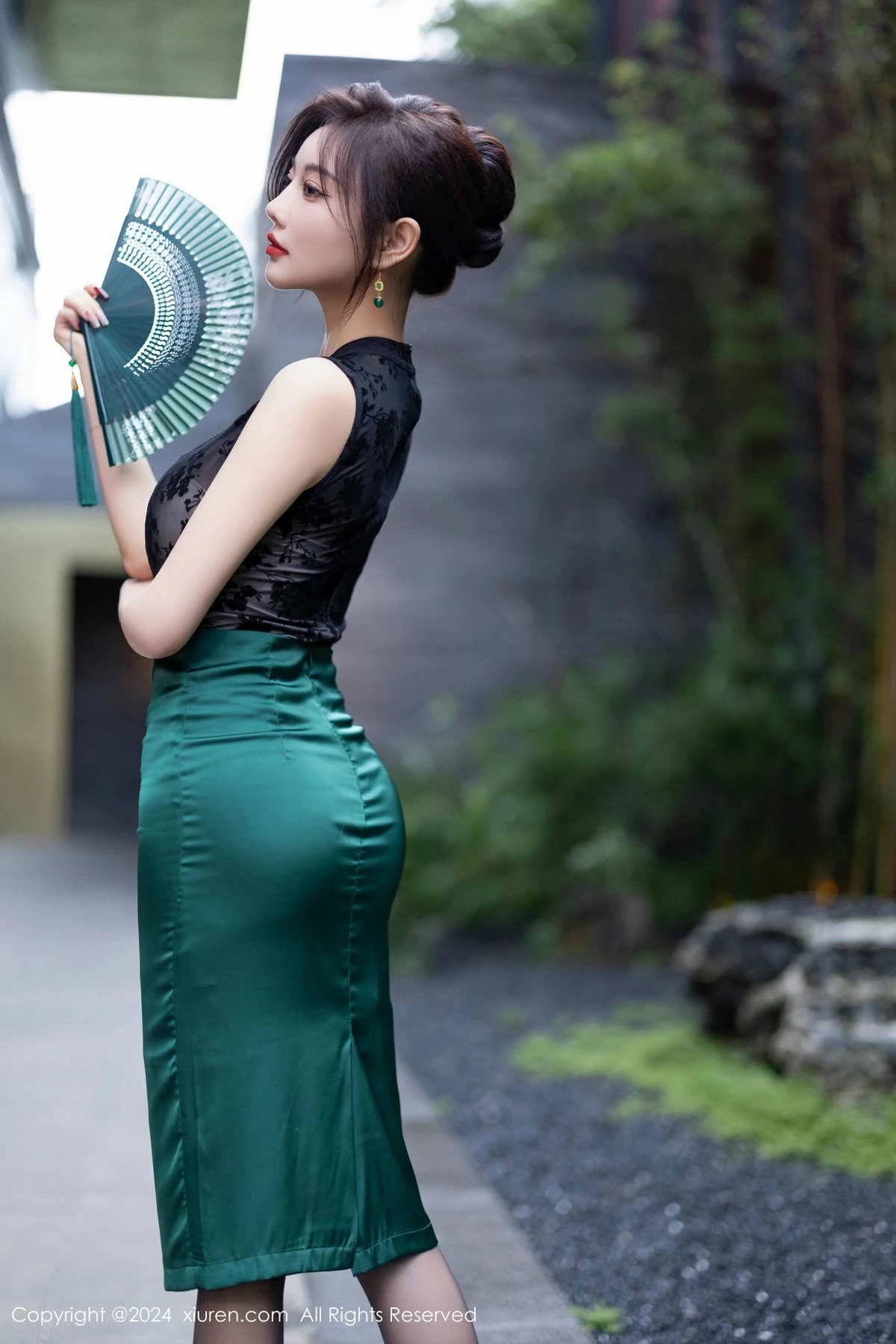 [[XiuRen秀人网]秀人网]No.9384_女神杨晨晨Yome性感黑色蕾丝内衣配黑丝袜秀丰腴身材完美写真80P