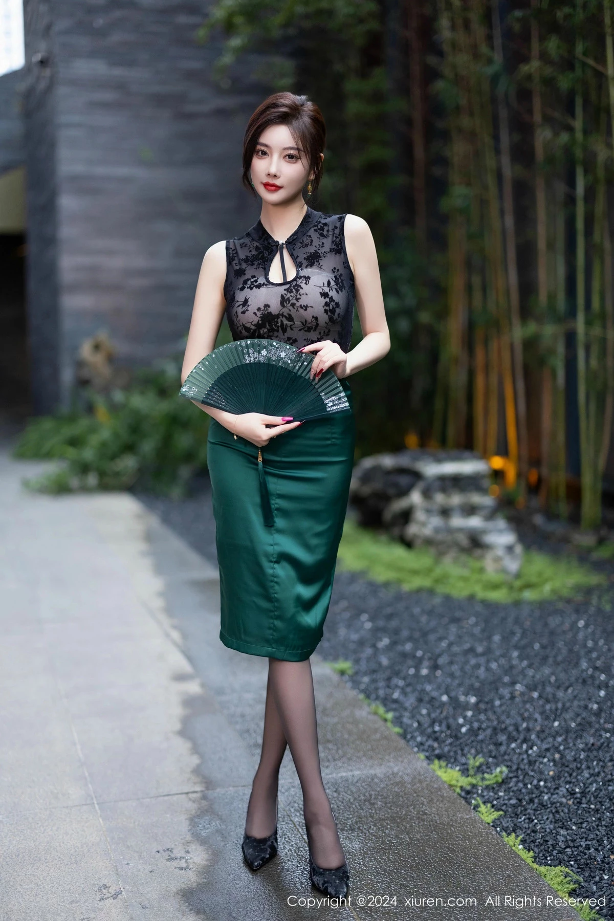 [[XiuRen秀人网]秀人网]No.9384_女神杨晨晨Yome性感黑色蕾丝内衣配黑丝袜秀丰腴身材完美写真80P