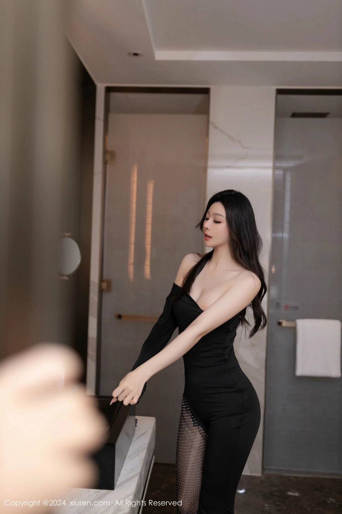 [[XiuRen秀人网]秀人网]No.9386_模特小逗逗性感黑色连衣裙露黑色内衣配开档黑丝秀翘臀诱惑写真80P