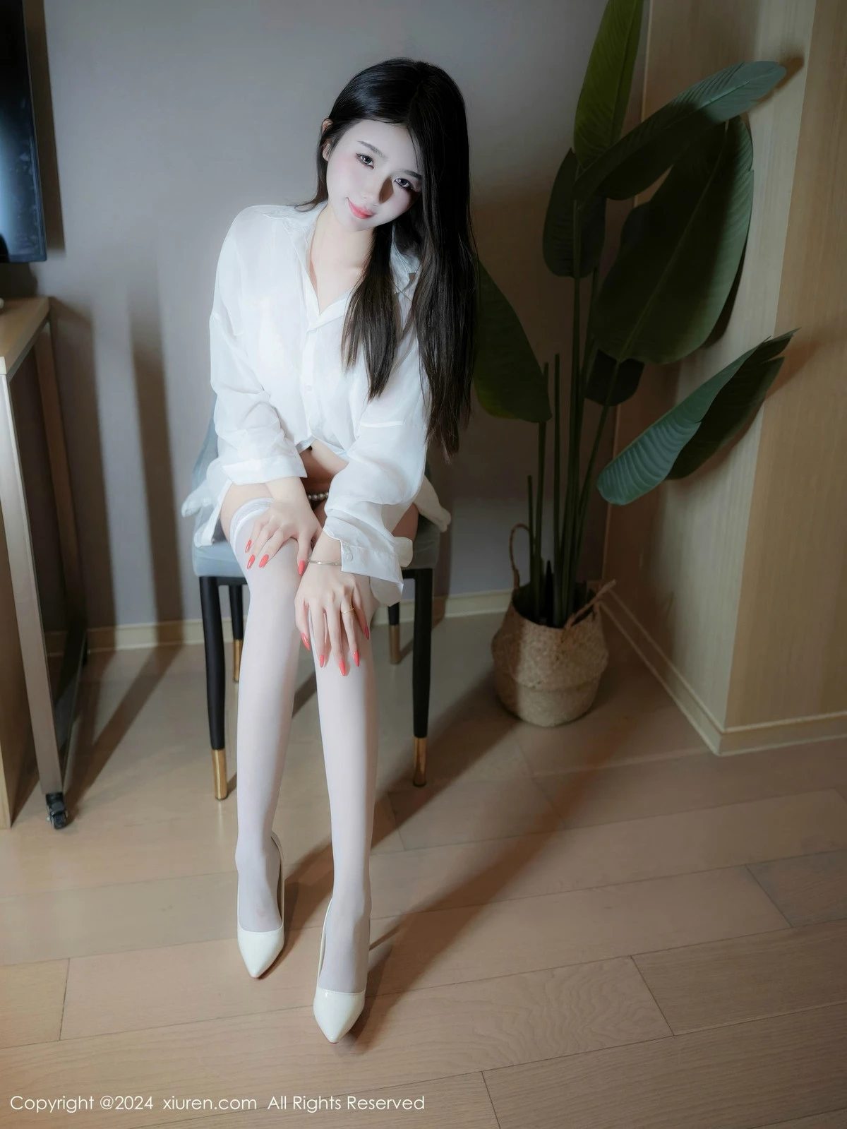 [[XiuRen秀人网]秀人网]No.9389_模特Lucky-性感白色衬衫露白色内衣配白丝袜秀凹凸身材诱惑写真80P