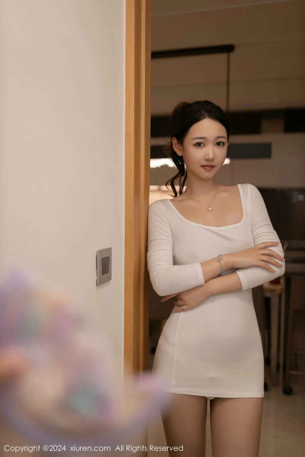[[XiuRen秀人网]秀人网]No.9392_模特唐安琪性感浅色连衣短裙+白色轻透服饰秀曼妙身姿诱惑写真85P