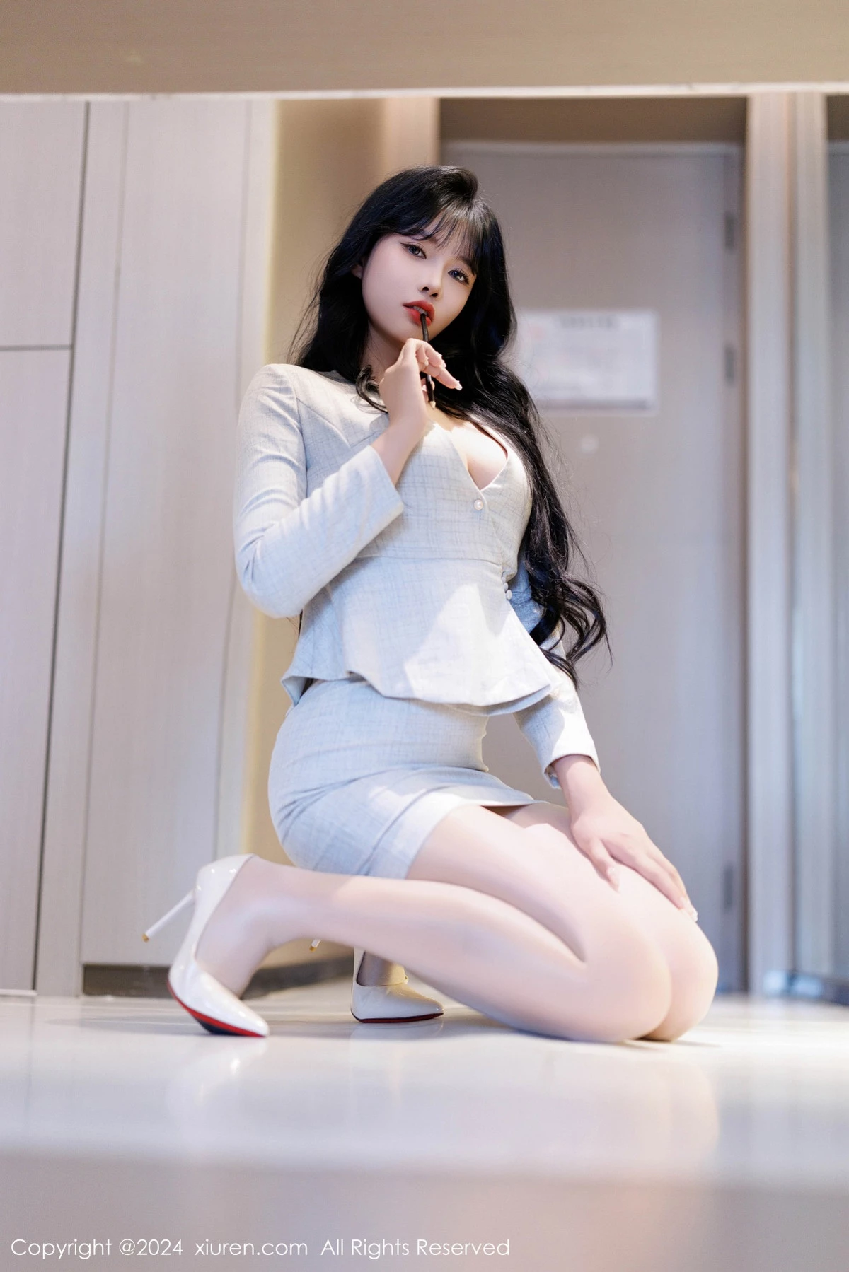 [[XiuRen秀人网]秀人网]No.9398_模特娜比性感浅色OL服饰配闪亮无内肉丝秀凹凸身材惹火诱惑写真100P