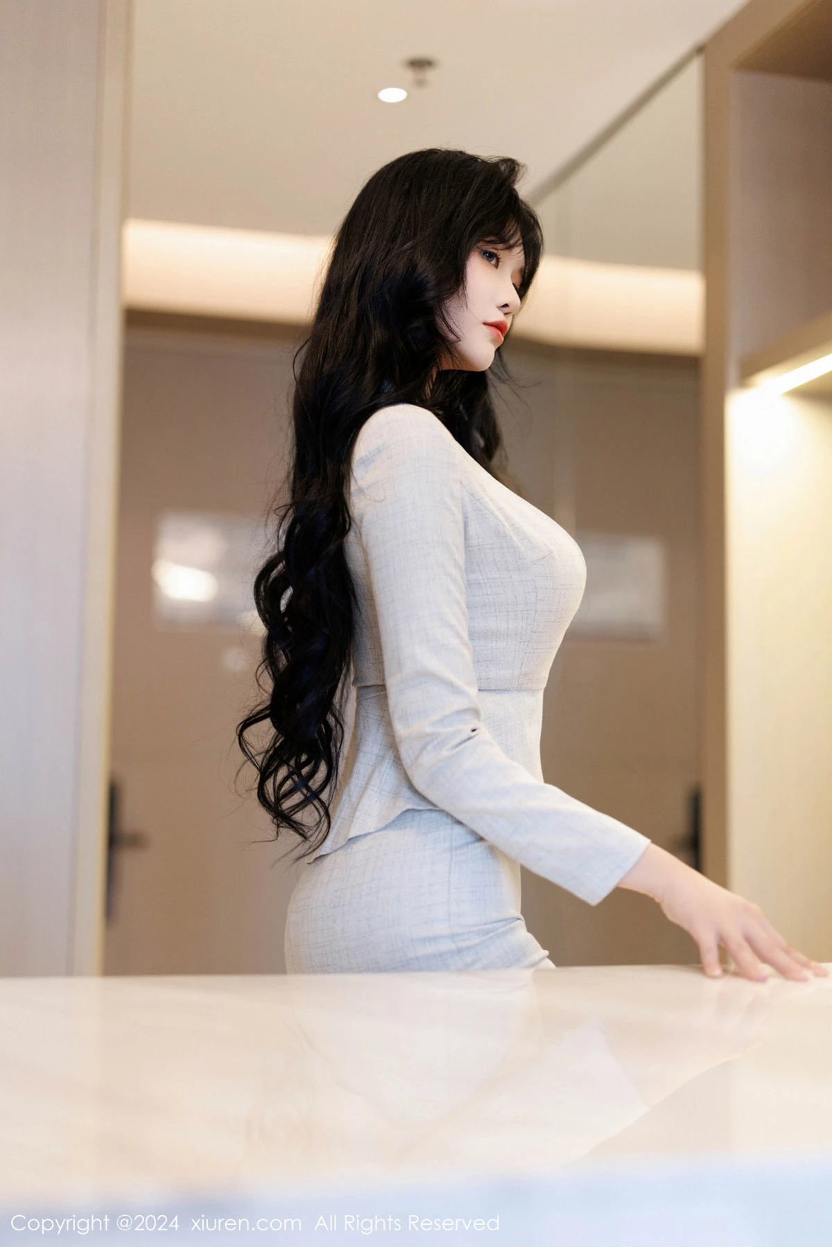 [[XiuRen秀人网]秀人网]No.9398_模特娜比性感浅色OL服饰配闪亮无内肉丝秀凹凸身材惹火诱惑写真100P