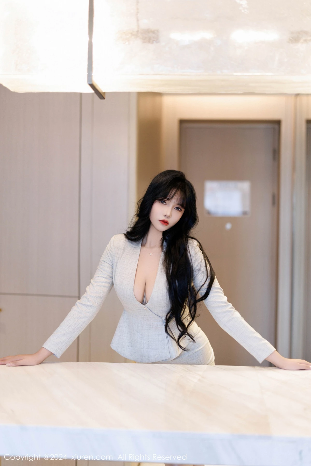 [[XiuRen秀人网]秀人网]No.9398_模特娜比性感浅色OL服饰配闪亮无内肉丝秀凹凸身材惹火诱惑写真100P