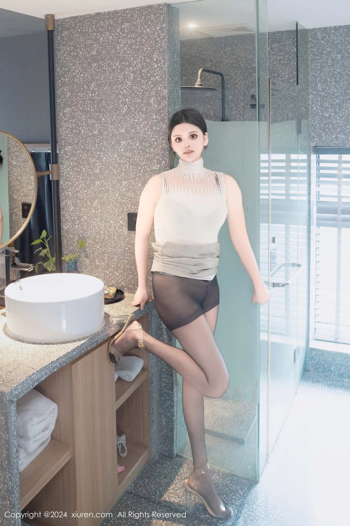 [[XiuRen秀人网]秀人网]No.9394_模特陈三穗性感毛衣露黑色蕾丝内衣配超薄黑丝秀丰满身材诱惑写真78P