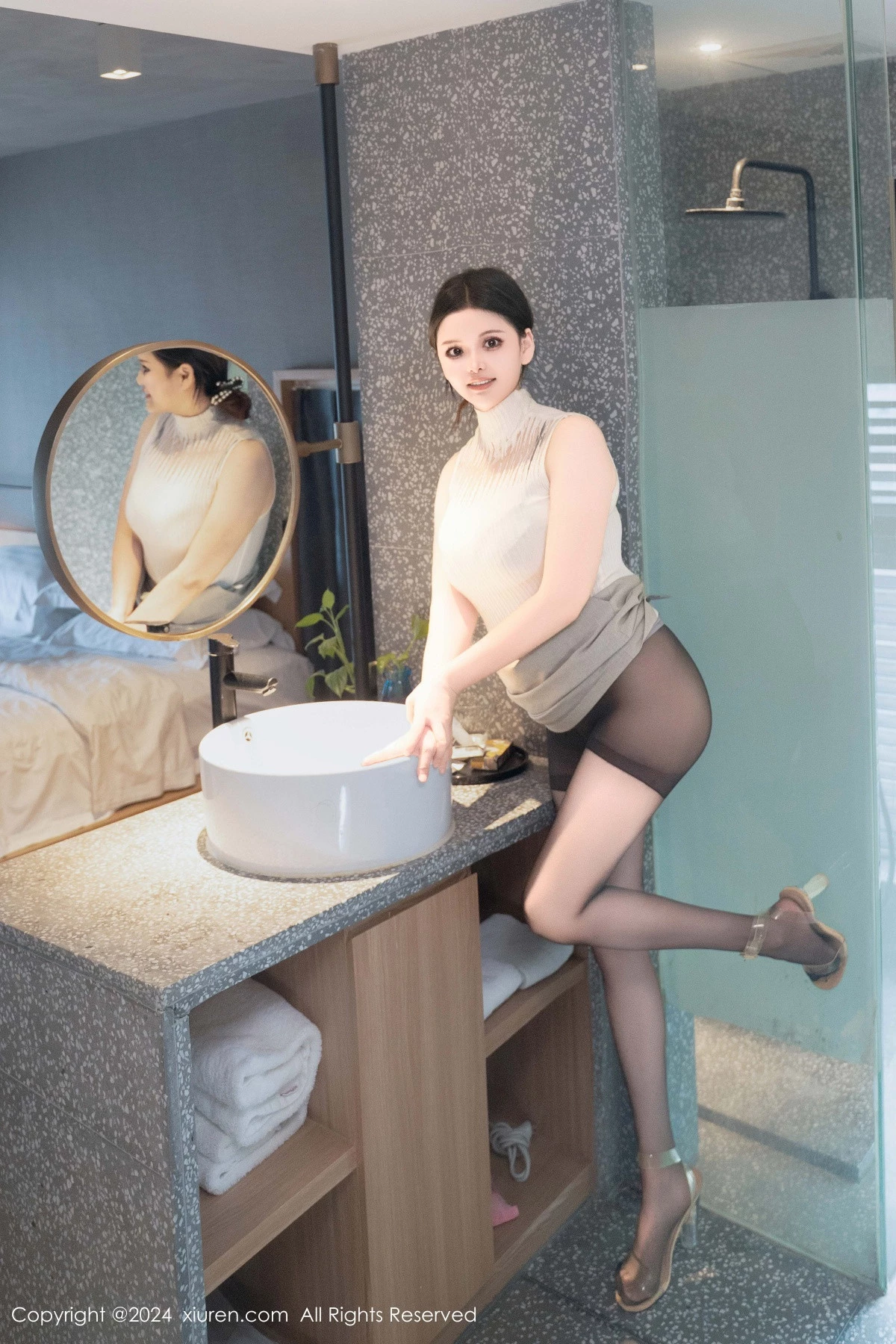 [[XiuRen秀人网]秀人网]No.9394_模特陈三穗性感毛衣露黑色蕾丝内衣配超薄黑丝秀丰满身材诱惑写真78P