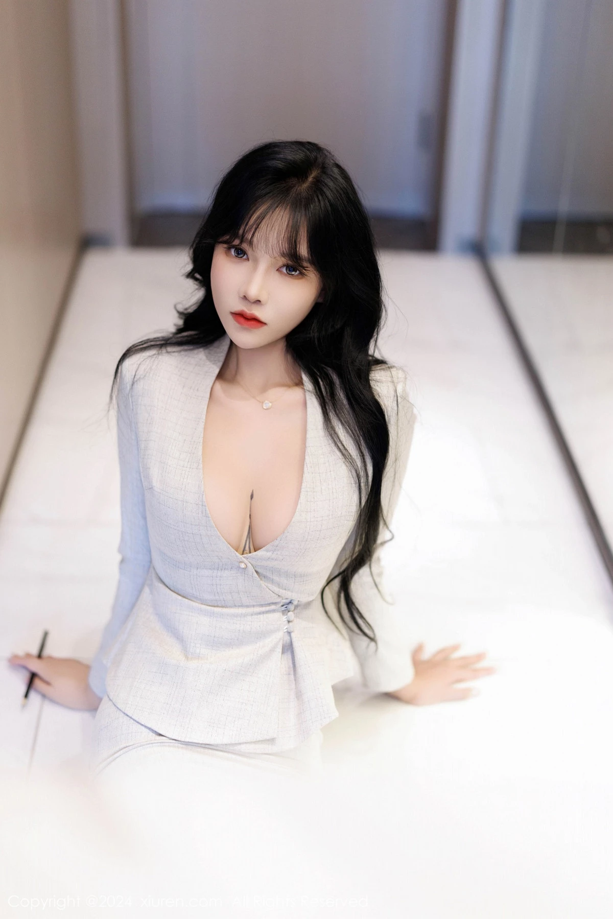 [[XiuRen秀人网]秀人网]No.9398_模特娜比性感浅色OL服饰配闪亮无内肉丝秀凹凸身材惹火诱惑写真100P