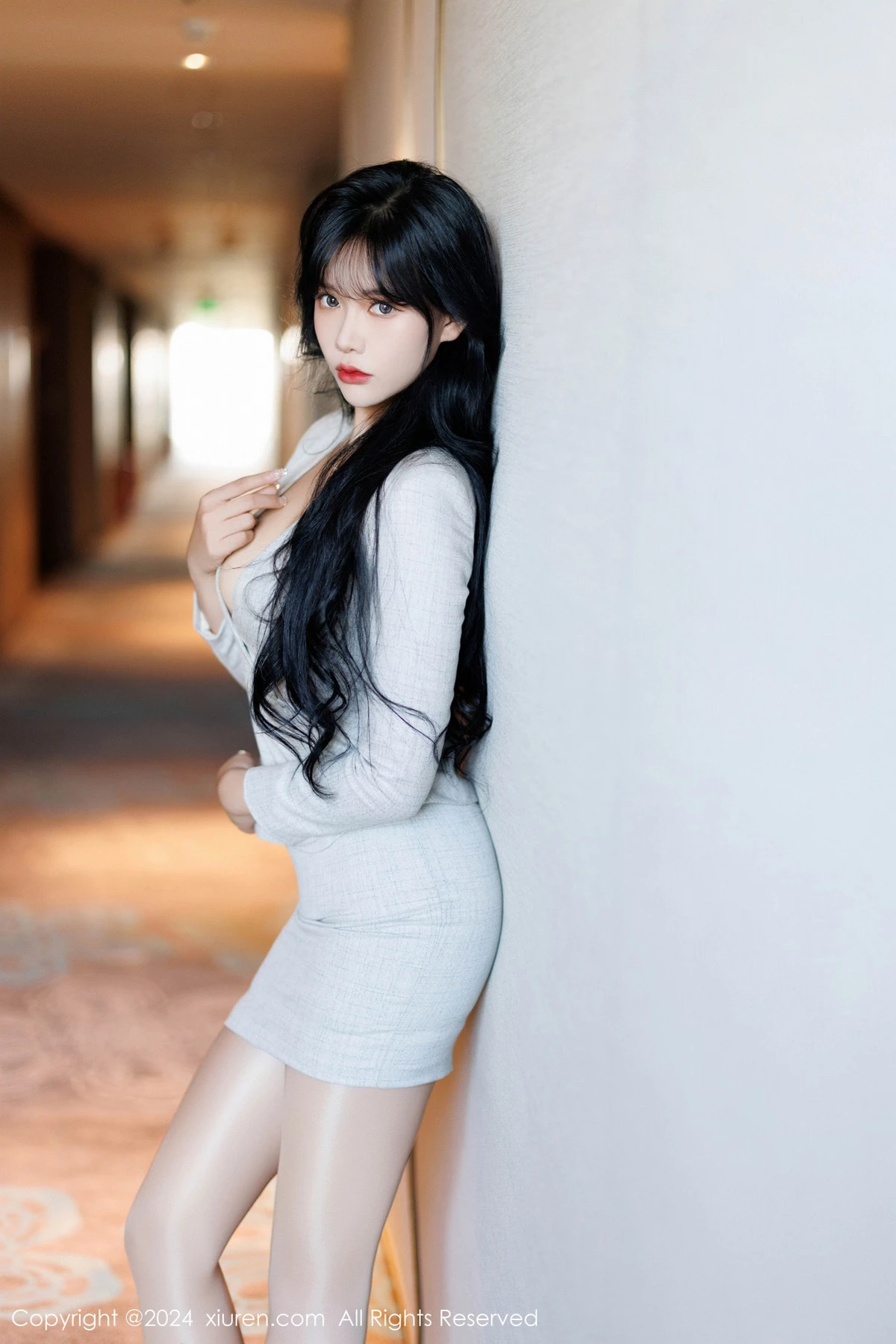 [[XiuRen秀人网]秀人网]No.9398_模特娜比性感浅色OL服饰配闪亮无内肉丝秀凹凸身材惹火诱惑写真100P