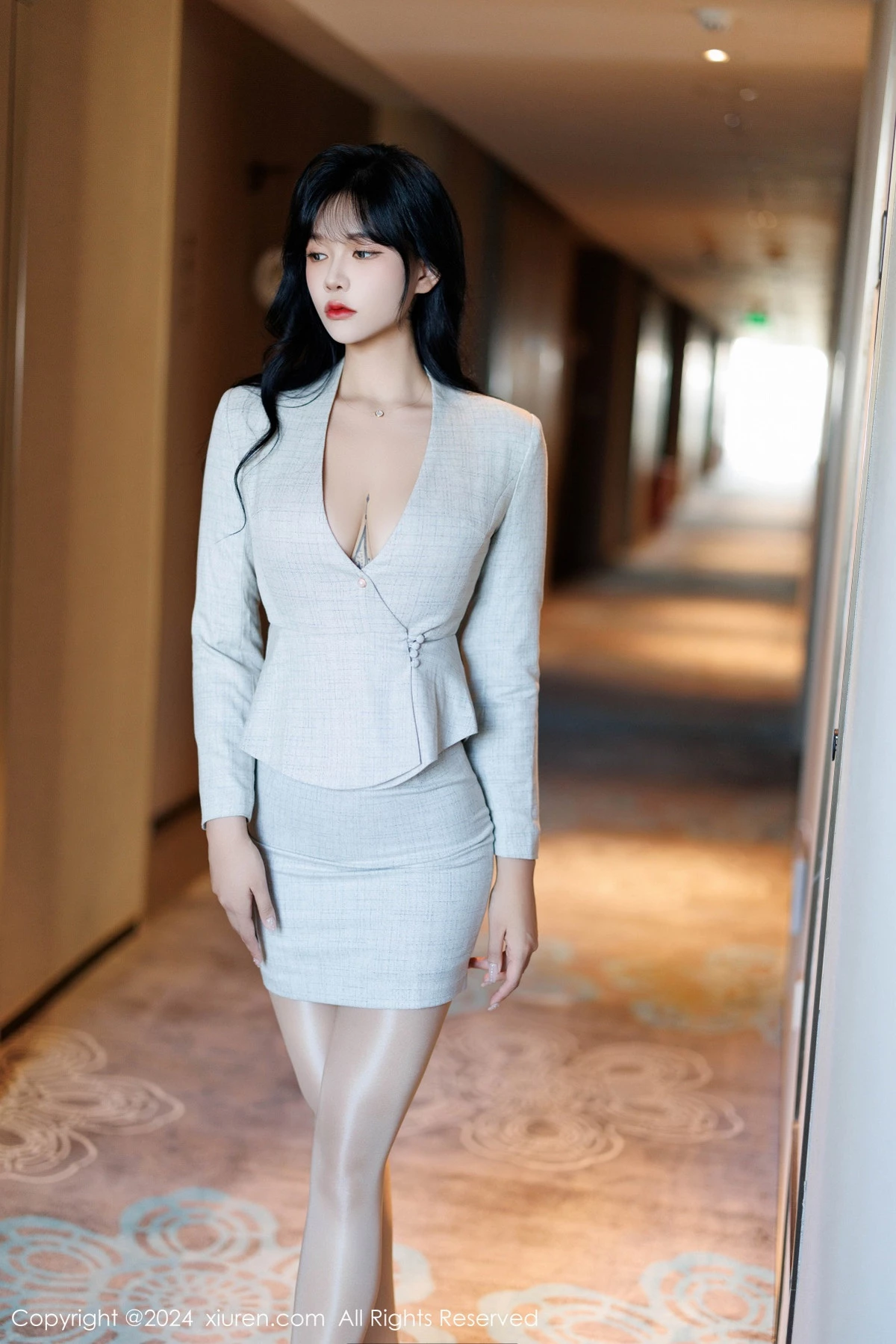 [[XiuRen秀人网]秀人网]No.9398_模特娜比性感浅色OL服饰配闪亮无内肉丝秀凹凸身材惹火诱惑写真100P