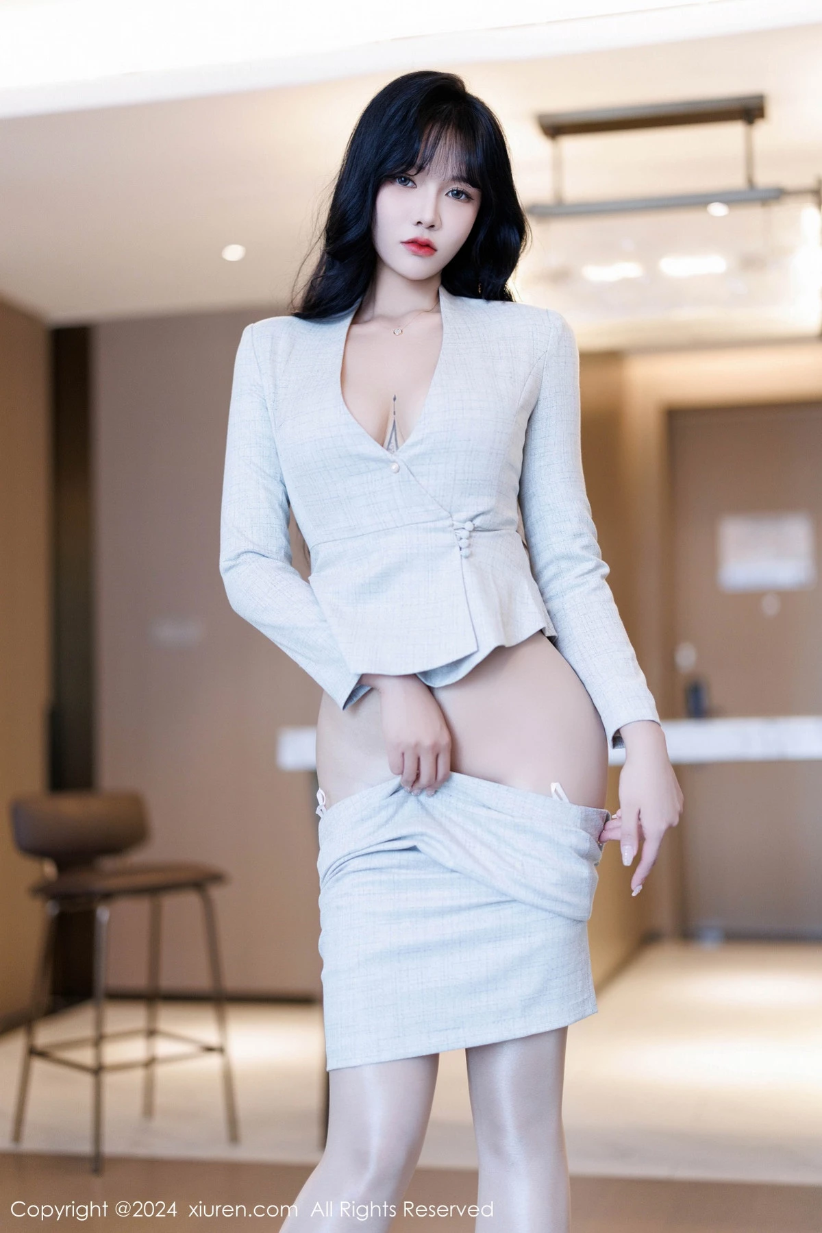 [[XiuRen秀人网]秀人网]No.9398_模特娜比性感浅色OL服饰配闪亮无内肉丝秀凹凸身材惹火诱惑写真100P