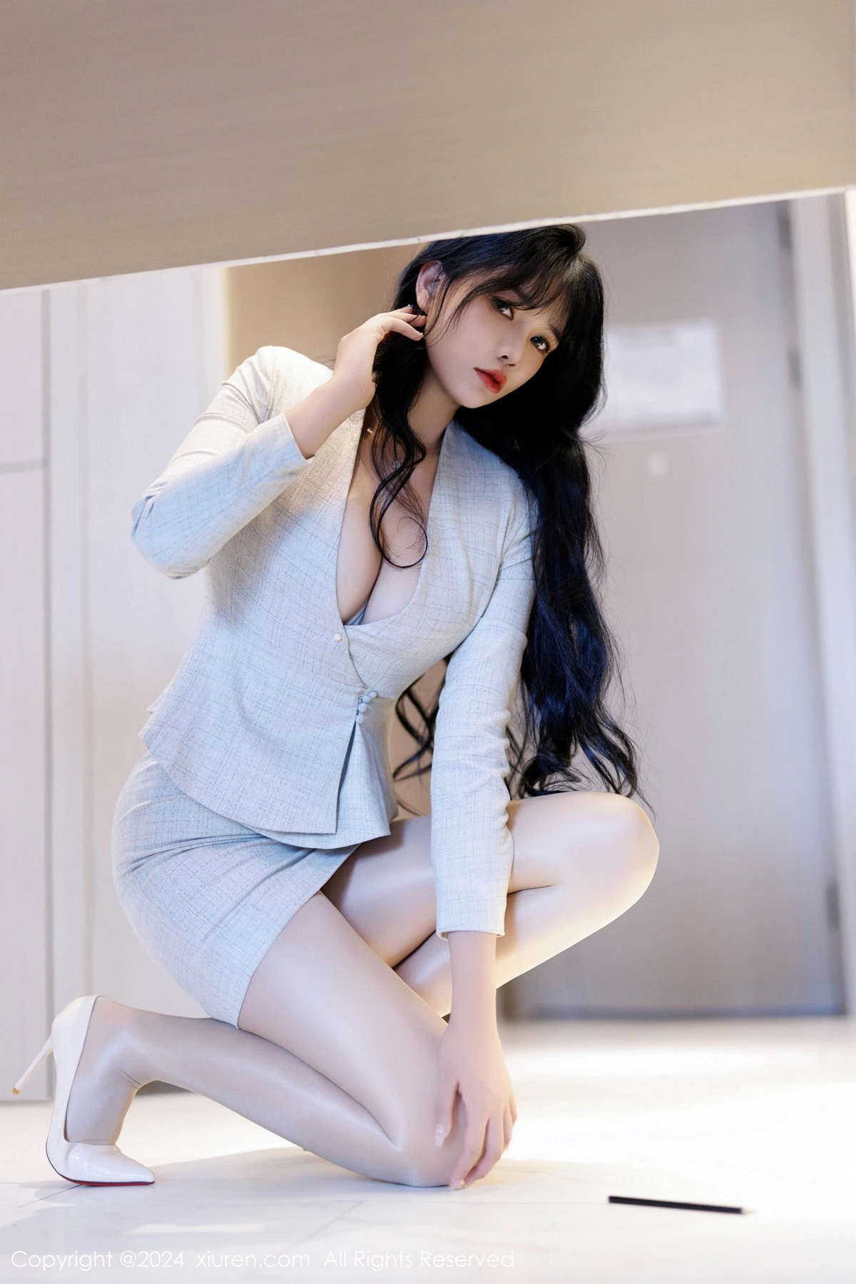 [[XiuRen秀人网]秀人网]No.9398_模特娜比性感浅色OL服饰配闪亮无内肉丝秀凹凸身材惹火诱惑写真100P