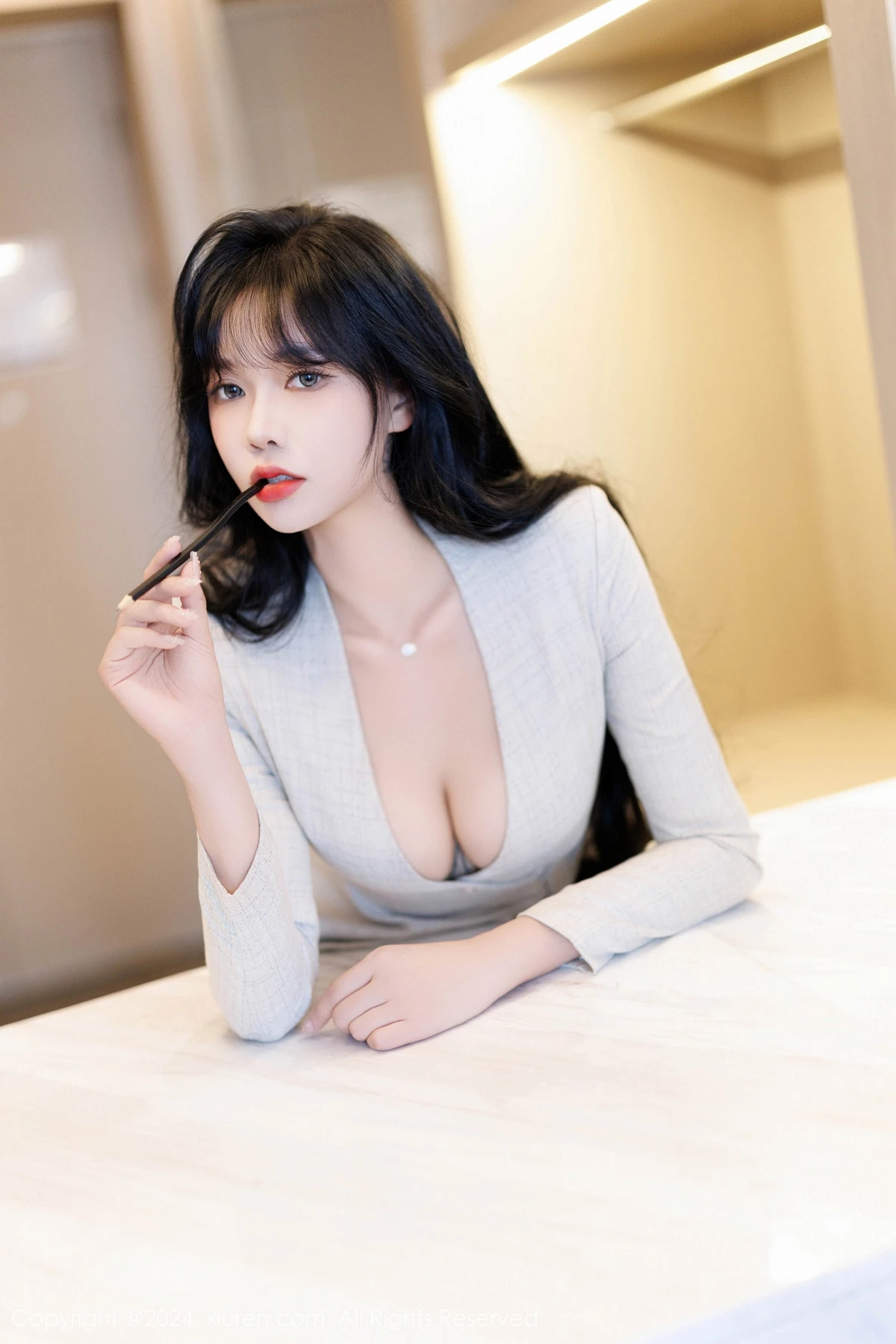 [[XiuRen秀人网]秀人网]No.9398_模特娜比性感浅色OL服饰配闪亮无内肉丝秀凹凸身材惹火诱惑写真100P