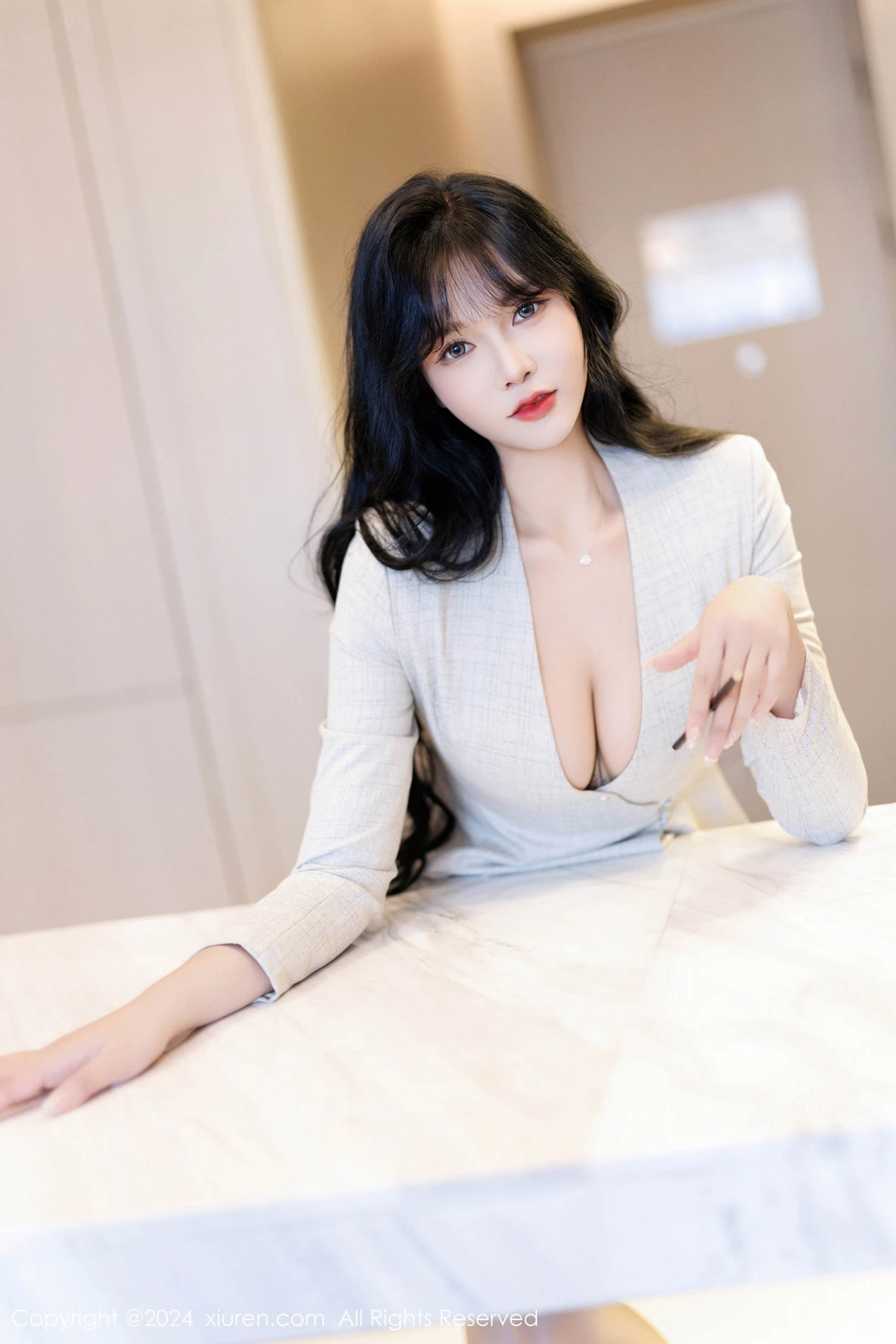 [[XiuRen秀人网]秀人网]No.9398_模特娜比性感浅色OL服饰配闪亮无内肉丝秀凹凸身材惹火诱惑写真100P