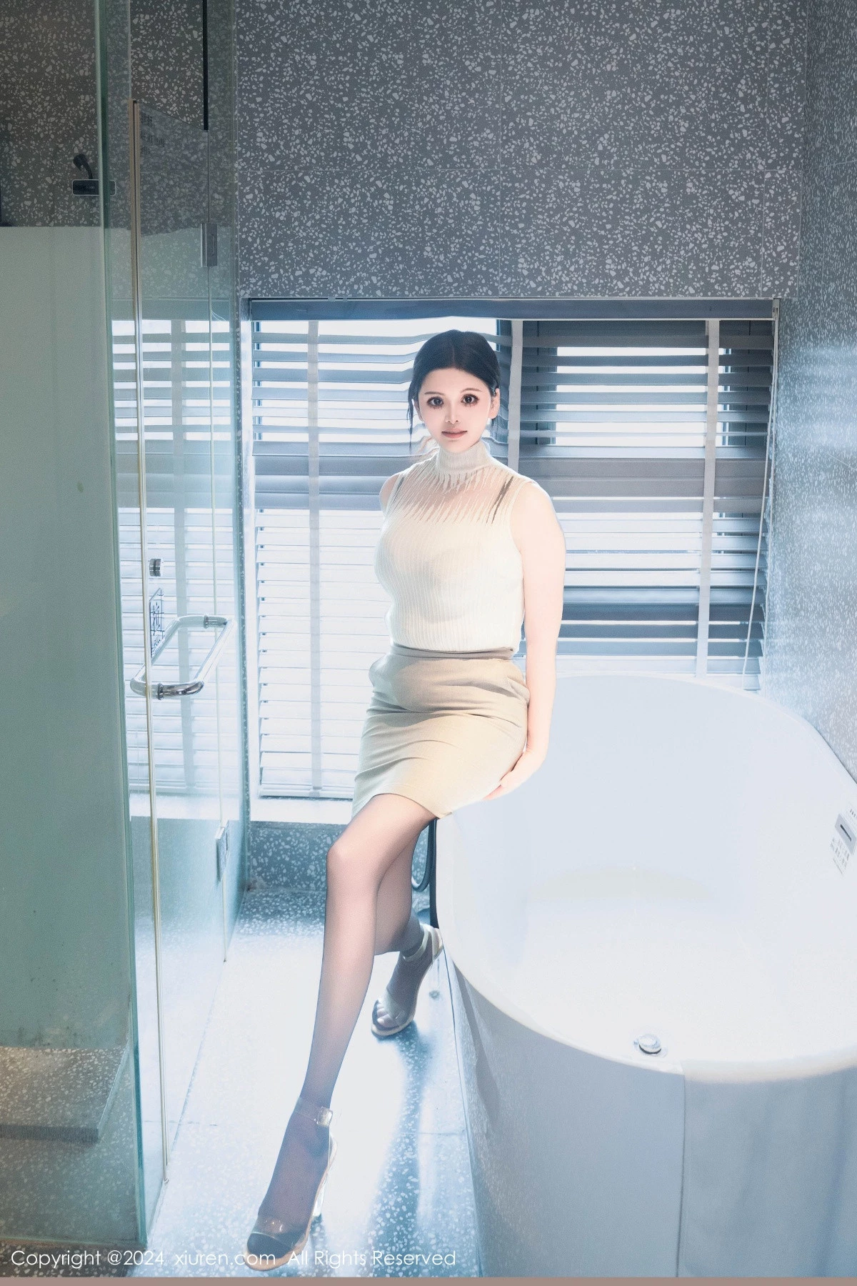 [[XiuRen秀人网]秀人网]No.9394_模特陈三穗性感毛衣露黑色蕾丝内衣配超薄黑丝秀丰满身材诱惑写真78P