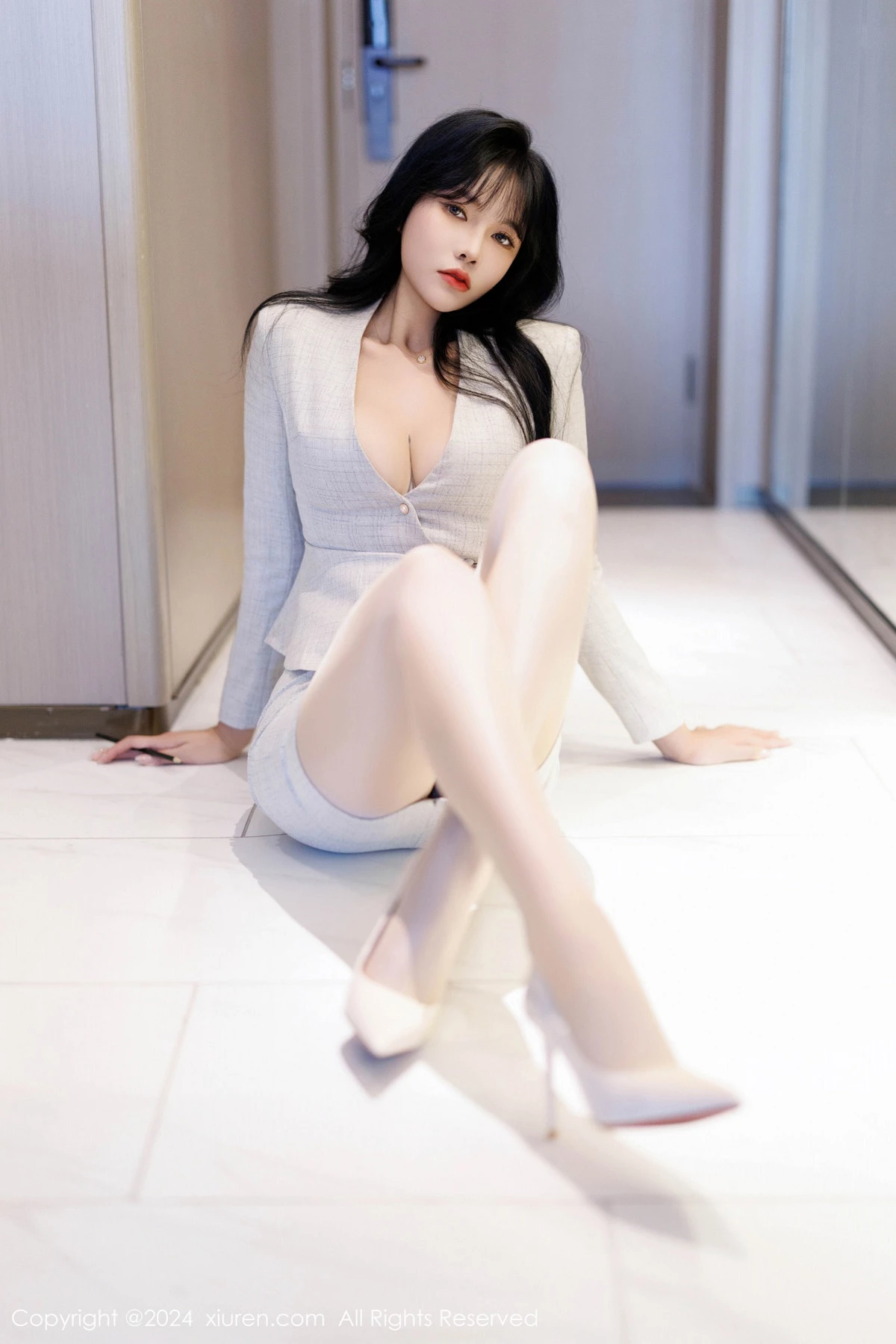 [[XiuRen秀人网]秀人网]No.9398_模特娜比性感浅色OL服饰配闪亮无内肉丝秀凹凸身材惹火诱惑写真100P