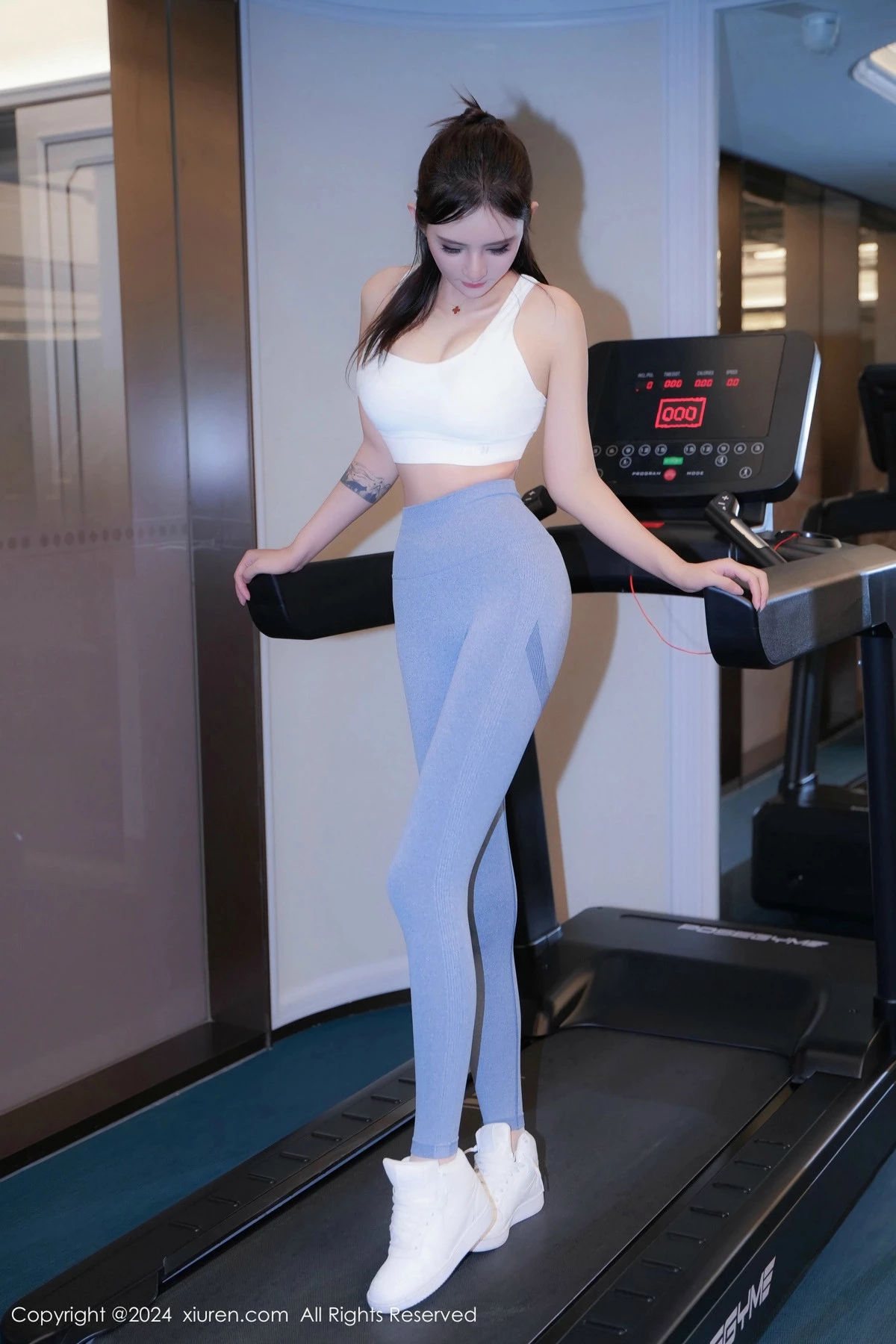 [[XiuRen秀人网]秀人网]No.9407_模特Emily尹菲性感蓝白瑜伽服露肉丝裤袜秀曼妙身姿诱惑写真57P