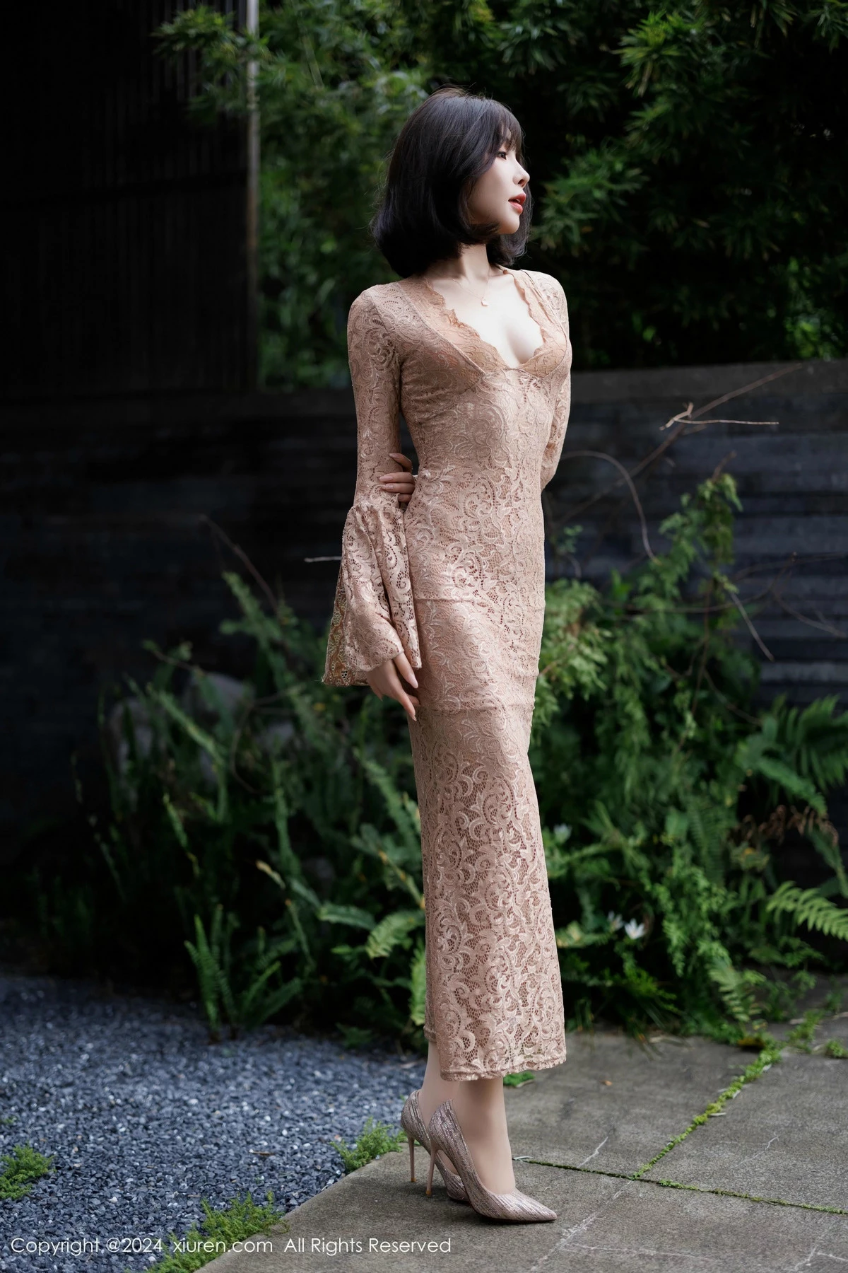 [[XiuRen秀人网]秀人网]No.9412_女神徐莉芝Booty性感浅色连衣裙配超薄肉丝秀曼妙身姿诱惑写真91P