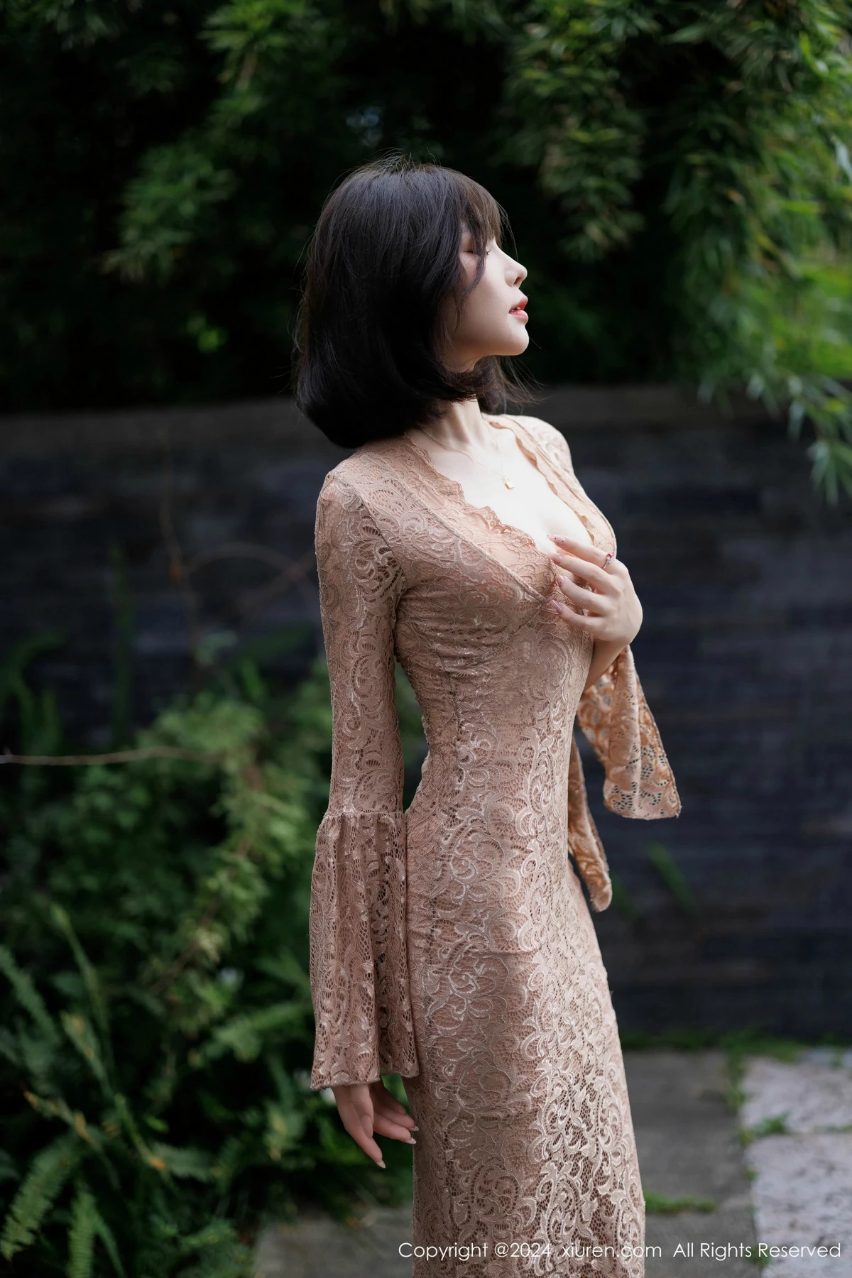 [[XiuRen秀人网]秀人网]No.9412_女神徐莉芝Booty性感浅色连衣裙配超薄肉丝秀曼妙身姿诱惑写真91P