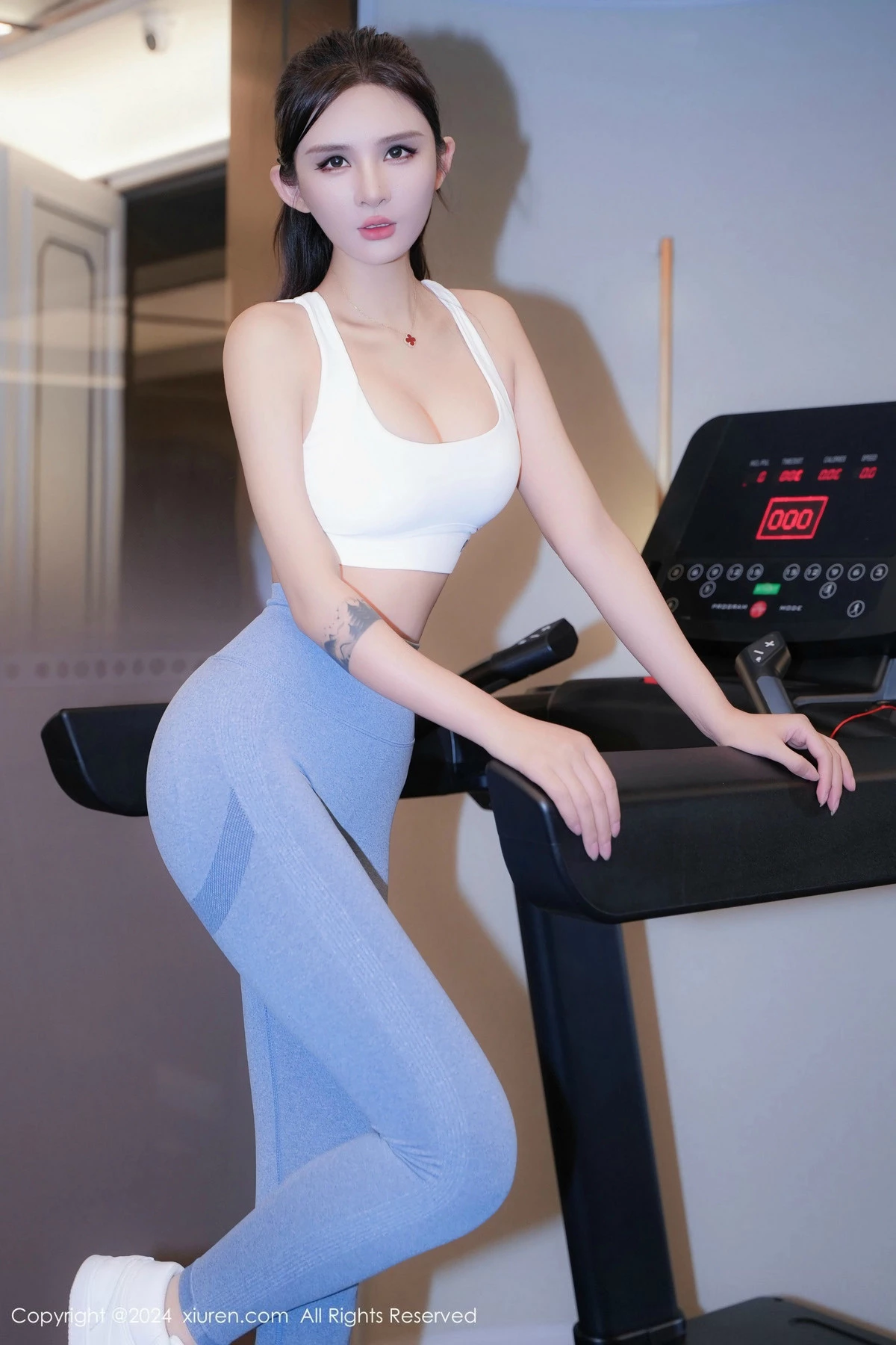 [[XiuRen秀人网]秀人网]No.9407_模特Emily尹菲性感蓝白瑜伽服露肉丝裤袜秀曼妙身姿诱惑写真57P