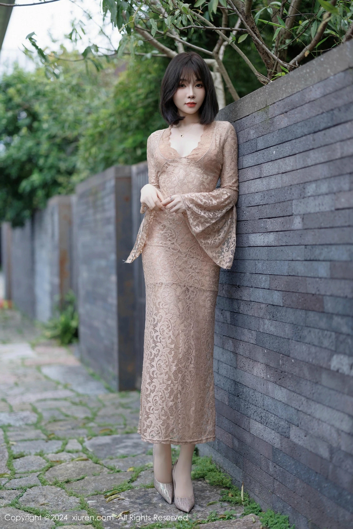 [[XiuRen秀人网]秀人网]No.9412_女神徐莉芝Booty性感浅色连衣裙配超薄肉丝秀曼妙身姿诱惑写真91P