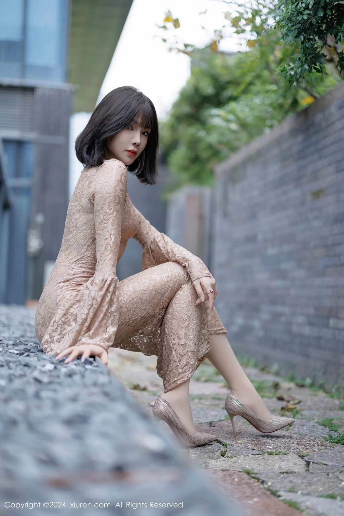 [[XiuRen秀人网]秀人网]No.9412_女神徐莉芝Booty性感浅色连衣裙配超薄肉丝秀曼妙身姿诱惑写真91P