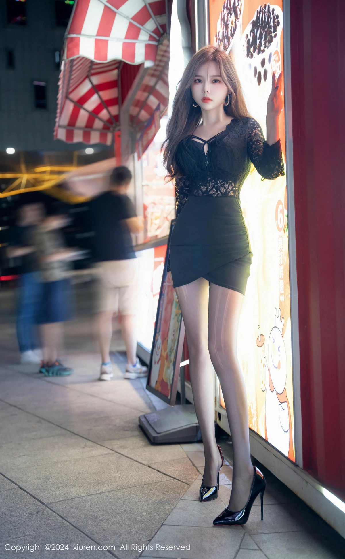 [[XiuRen秀人网]秀人网]No.9408_模特拍黄瓜girl性感黑色蕾丝服露黑色内衣配超薄黑丝极致魅惑写真80P