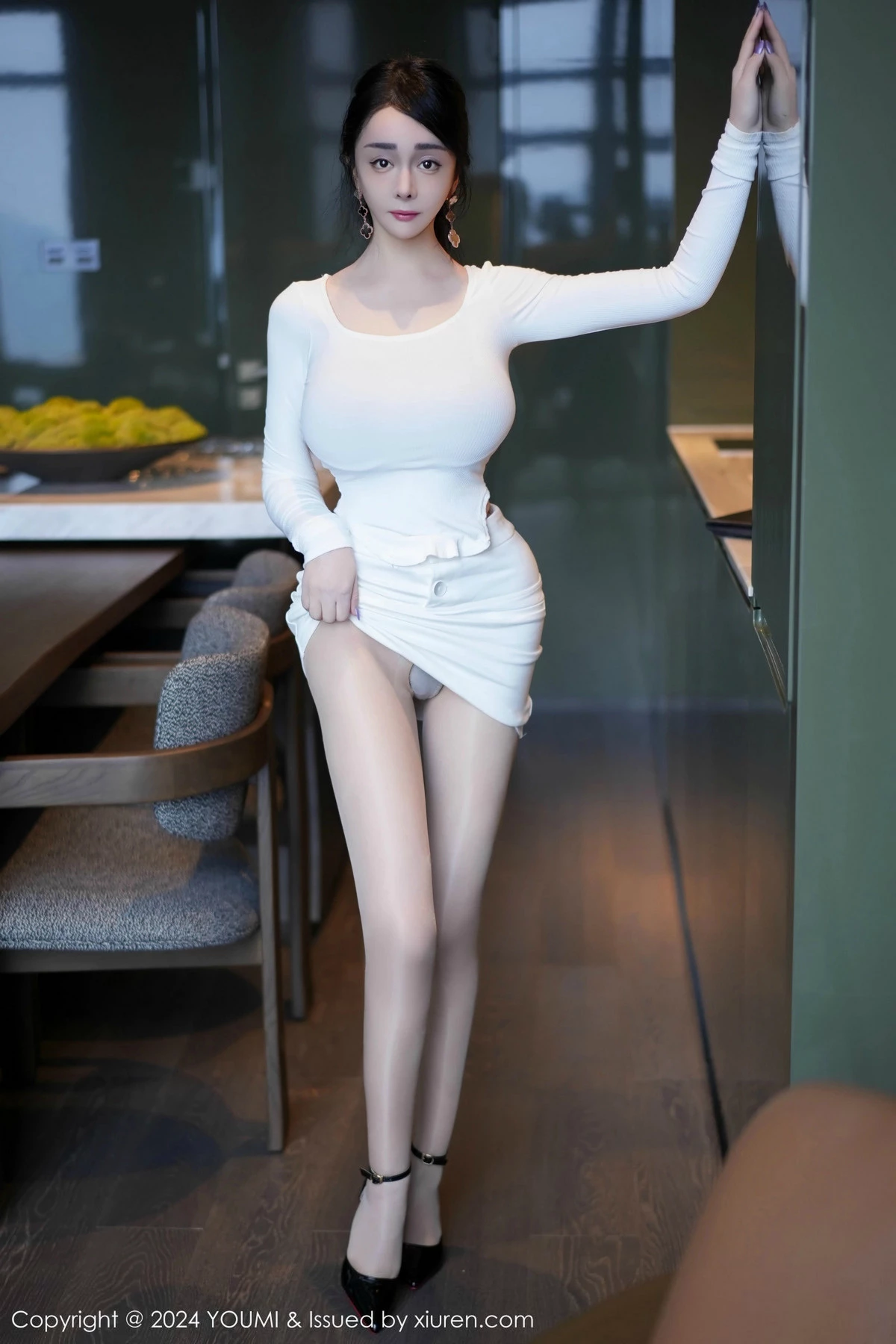 [YouMi尤蜜荟]Vol.1107_模特允爾性感白色服饰露肉色内衣配开档肉丝秀丰满身材诱惑写真68P