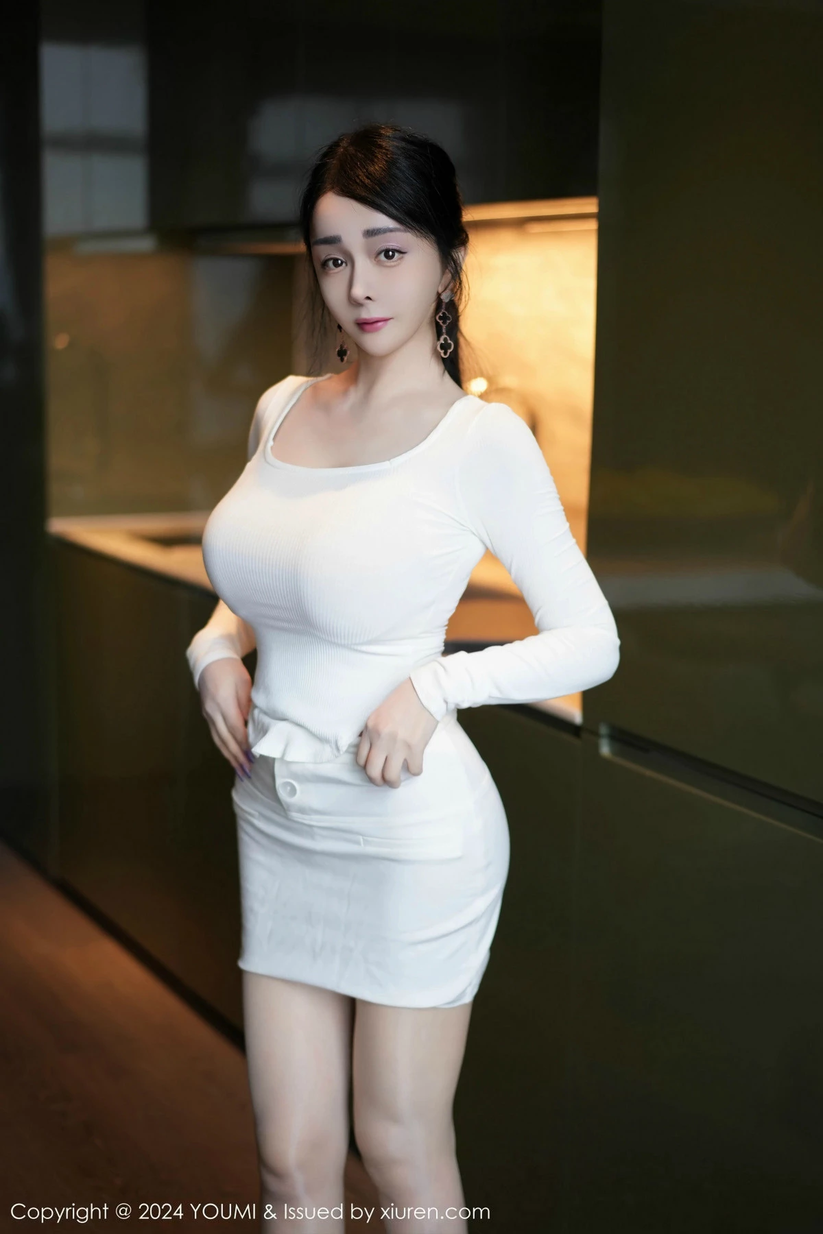 [YouMi尤蜜荟]Vol.1107_模特允爾性感白色服饰露肉色内衣配开档肉丝秀丰满身材诱惑写真68P