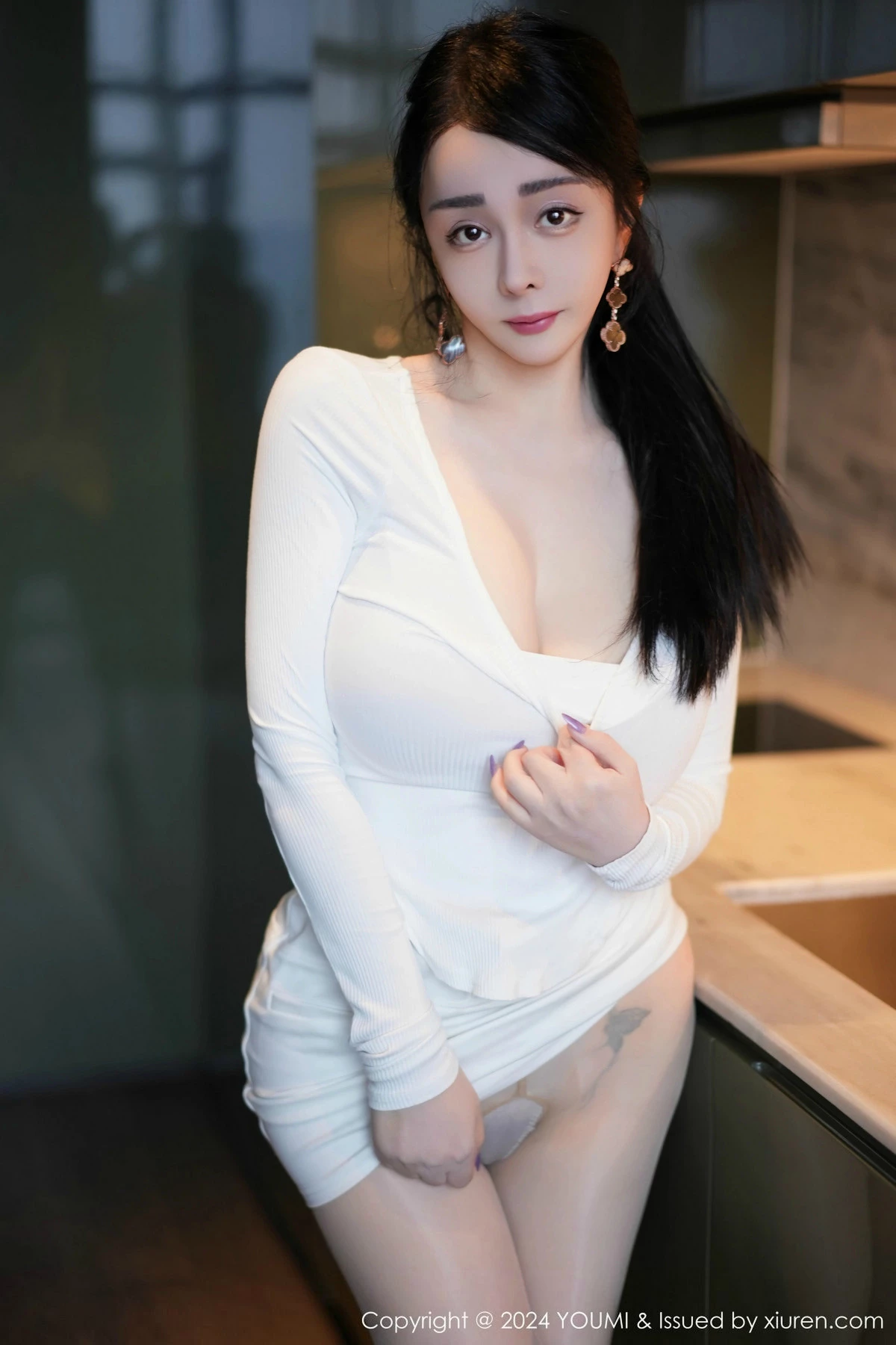 [YouMi尤蜜荟]Vol.1107_模特允爾性感白色服饰露肉色内衣配开档肉丝秀丰满身材诱惑写真68P