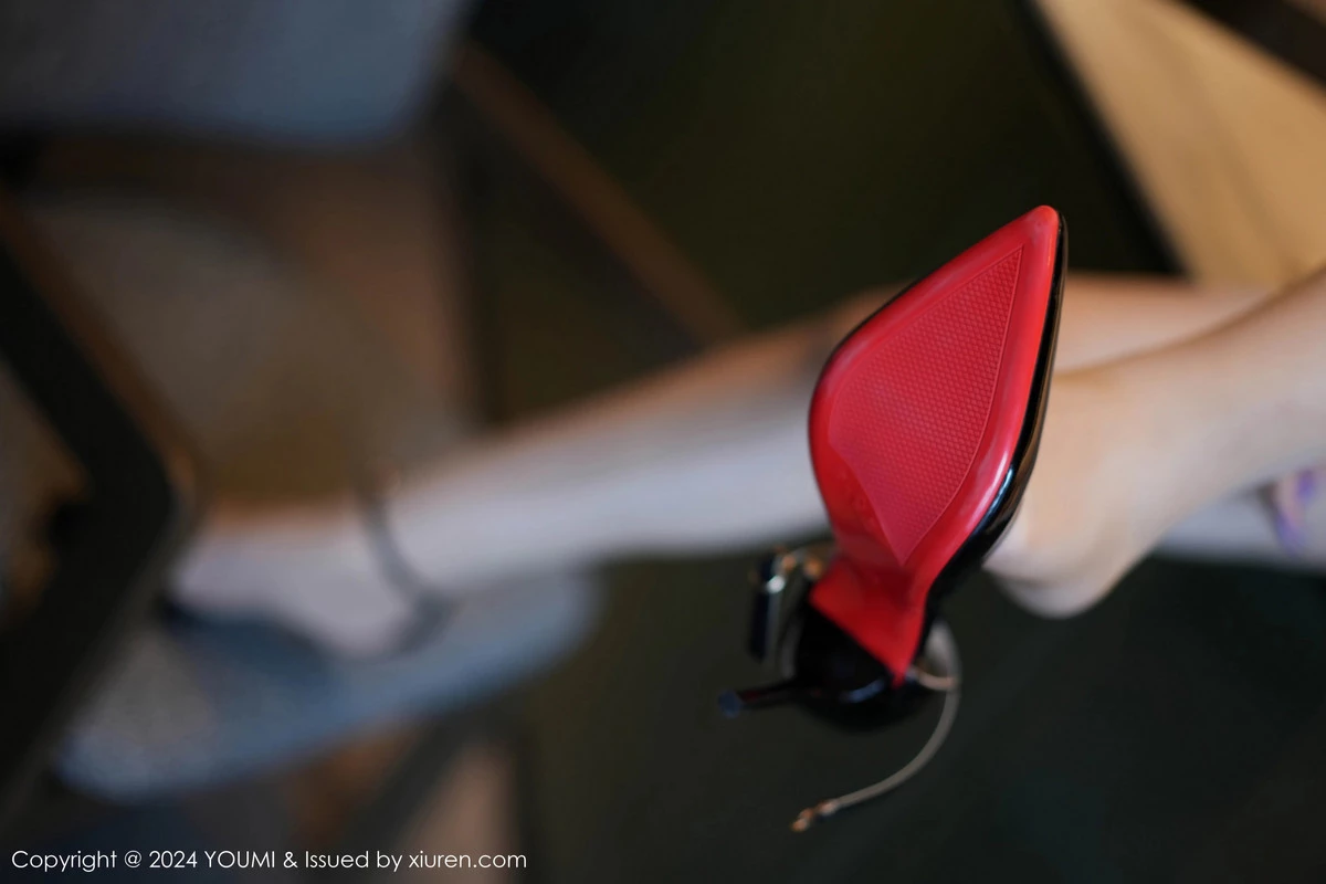 [YouMi尤蜜荟]Vol.1107_模特允爾性感白色服饰露肉色内衣配开档肉丝秀丰满身材诱惑写真68P