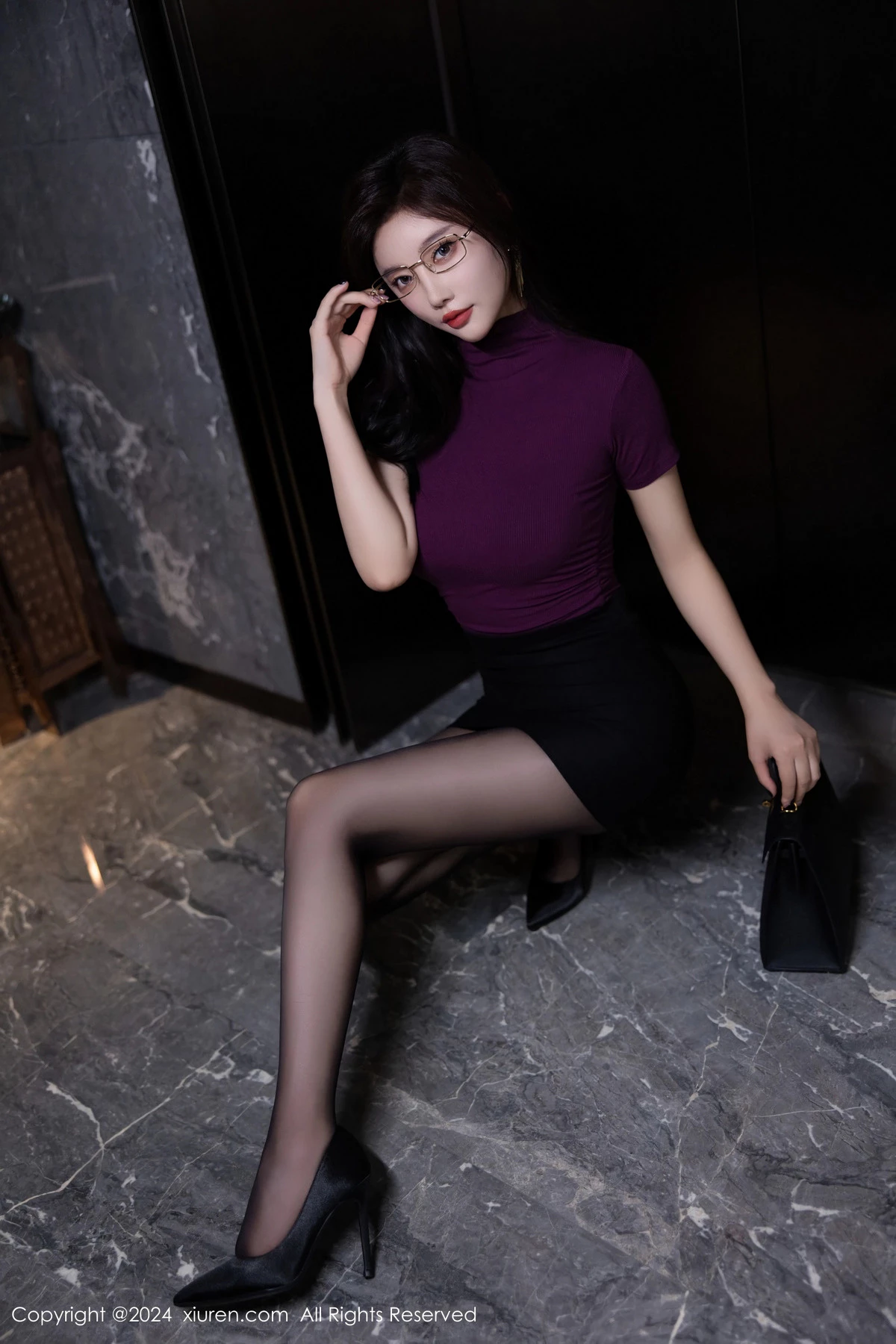 [[XiuRen秀人网]秀人网]No.9421_女神杨晨晨Yome性感紫色内衣配超薄无内黑色秀丰腴身材诱惑写真80P