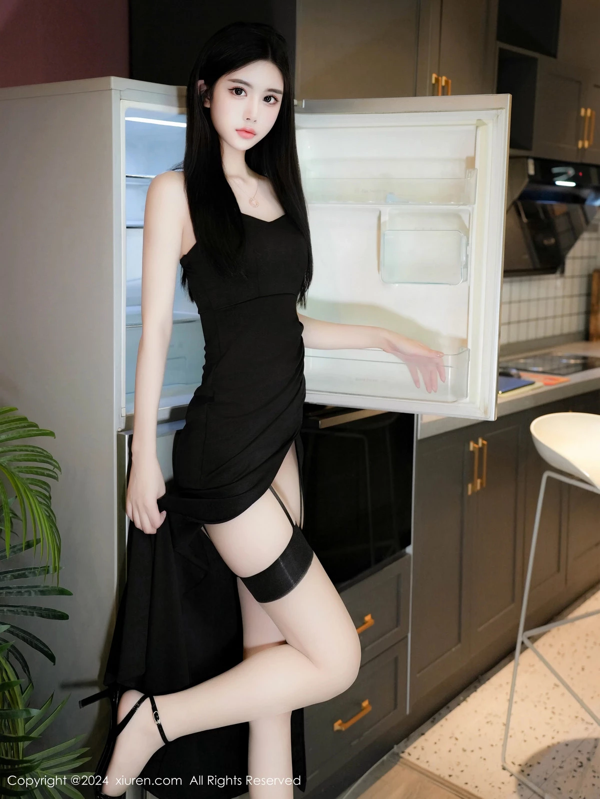 [[XiuRen秀人网]秀人网]No.9419_模特Erikaki性感黑色连衣裙配肉丝吊袜秀曼妙身姿迷人美腿写真79P