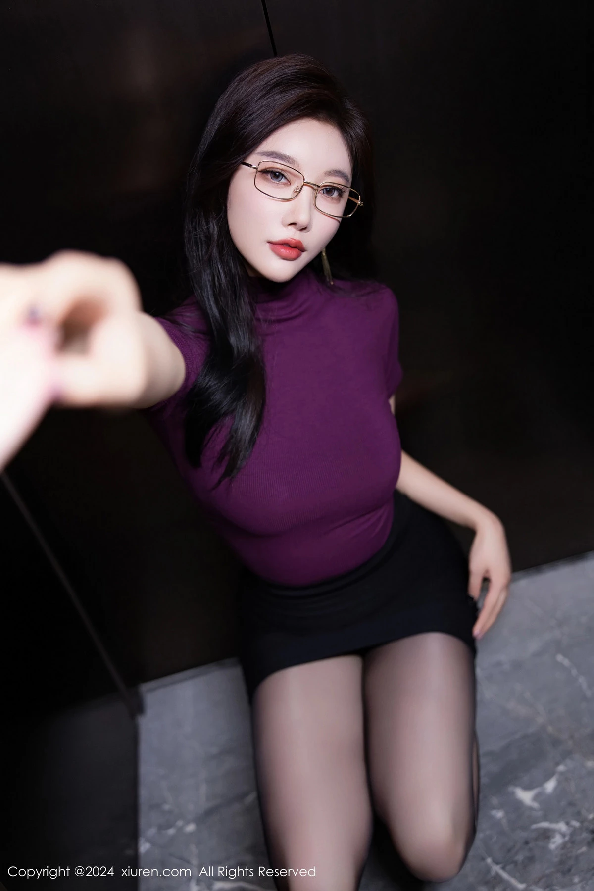 [[XiuRen秀人网]秀人网]No.9421_女神杨晨晨Yome性感紫色内衣配超薄无内黑色秀丰腴身材诱惑写真80P