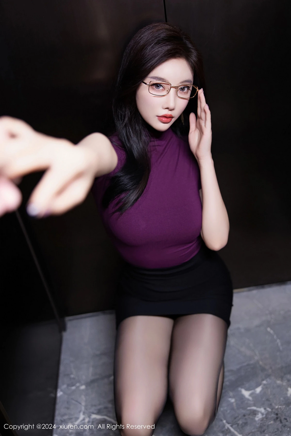 [[XiuRen秀人网]秀人网]No.9421_女神杨晨晨Yome性感紫色内衣配超薄无内黑色秀丰腴身材诱惑写真80P