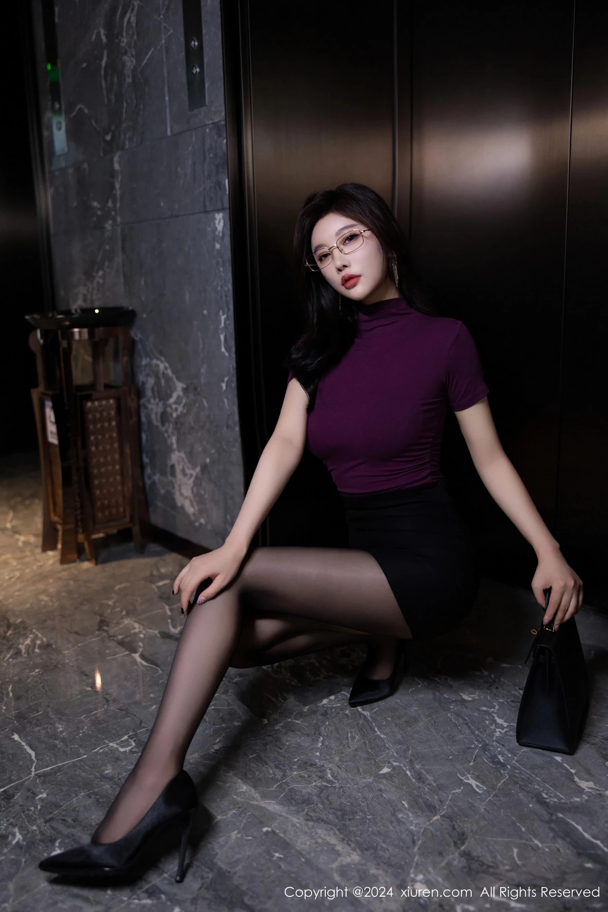 [[XiuRen秀人网]秀人网]No.9421_女神杨晨晨Yome性感紫色内衣配超薄无内黑色秀丰腴身材诱惑写真80P