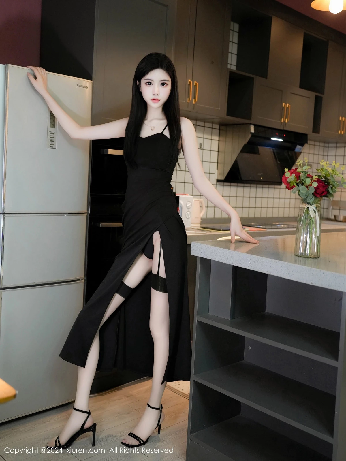 [[XiuRen秀人网]秀人网]No.9419_模特Erikaki性感黑色连衣裙配肉丝吊袜秀曼妙身姿迷人美腿写真79P