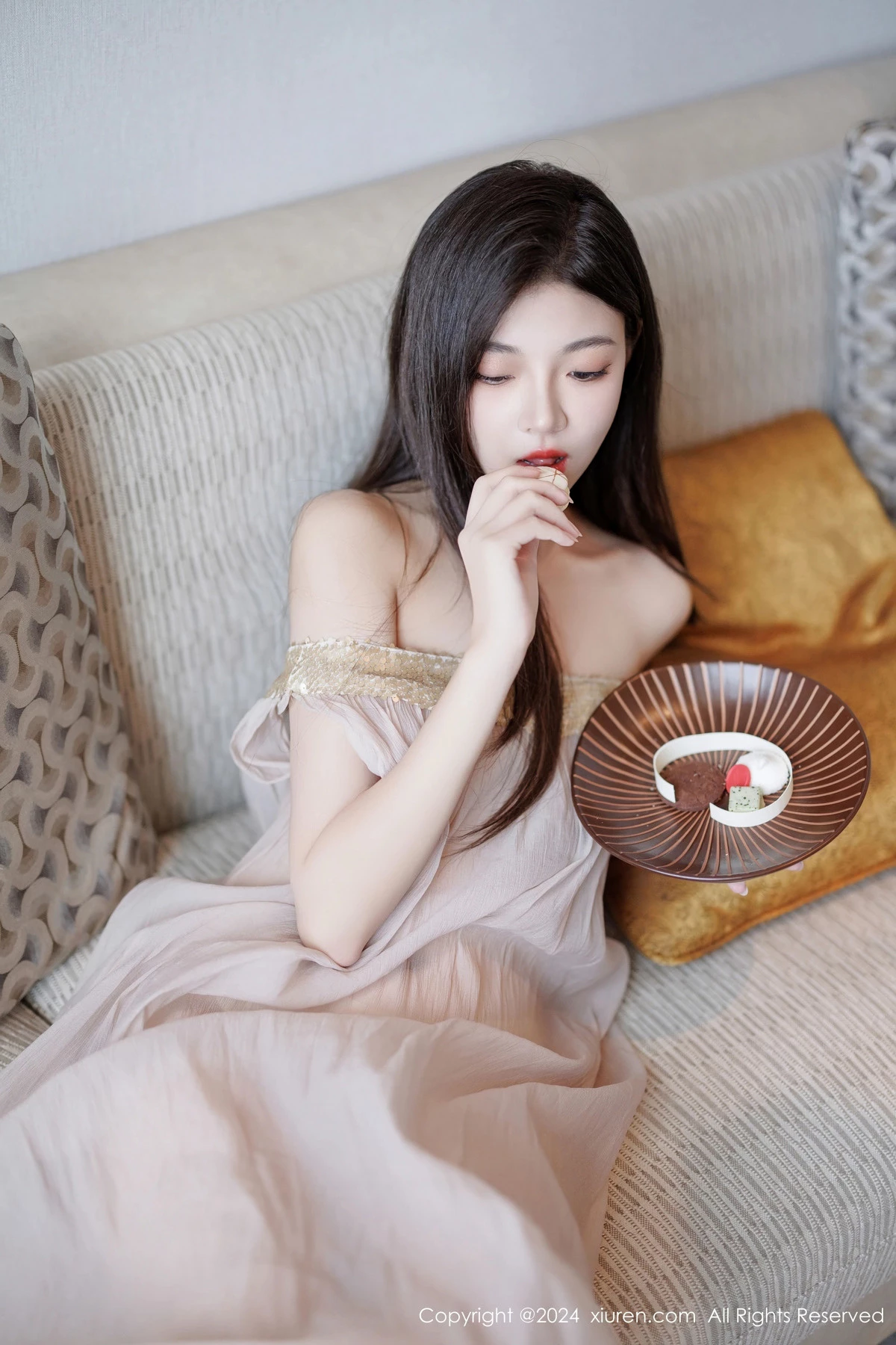 [[XiuRen秀人网]秀人网]No.9426_模特初梦瑶私房性感浅色薄透连衣裙配凉高跟秀翘臀美腿诱惑写真102P