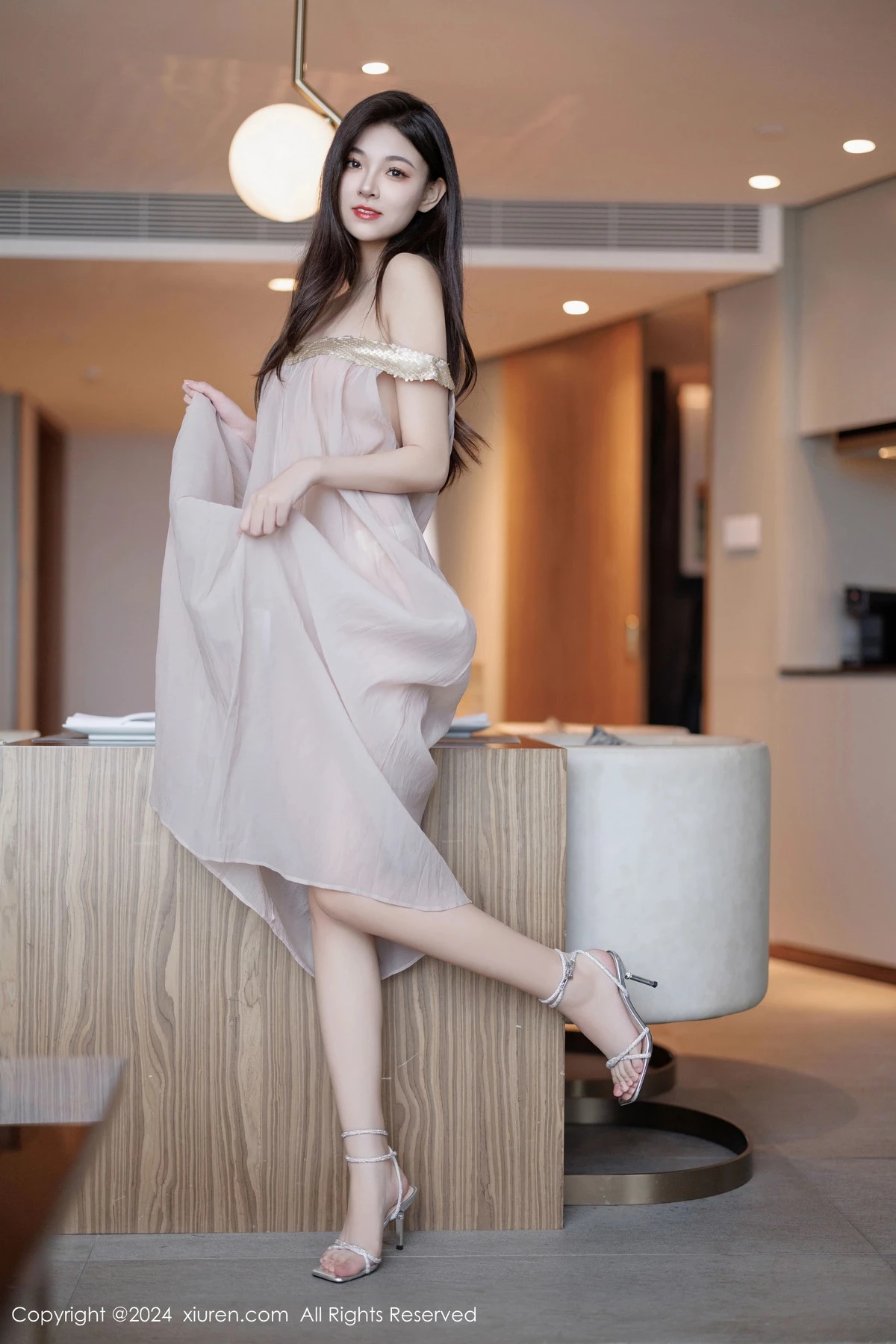 [[XiuRen秀人网]秀人网]No.9426_模特初梦瑶私房性感浅色薄透连衣裙配凉高跟秀翘臀美腿诱惑写真102P