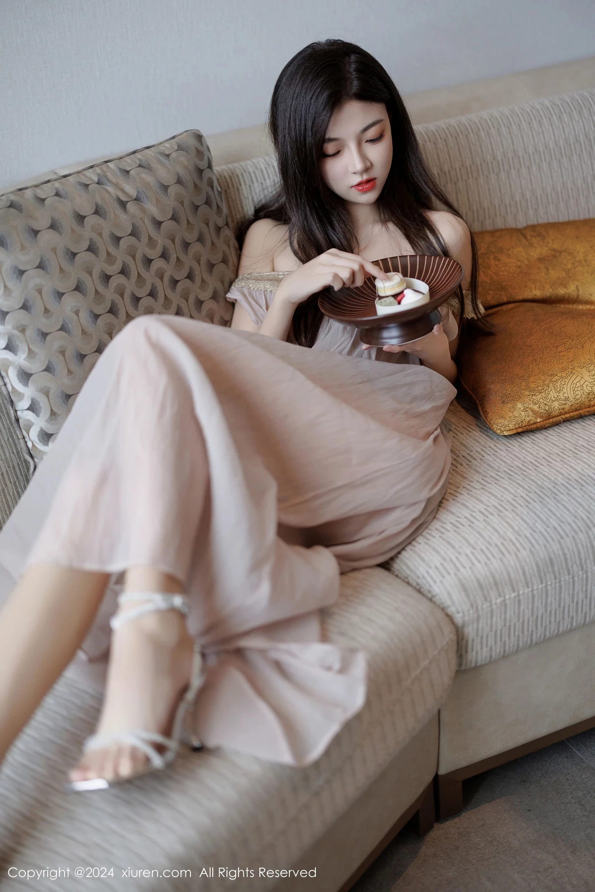 [[XiuRen秀人网]秀人网]No.9426_模特初梦瑶私房性感浅色薄透连衣裙配凉高跟秀翘臀美腿诱惑写真102P