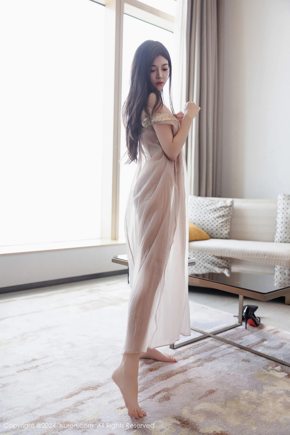 [[XiuRen秀人网]秀人网]No.9426_模特初梦瑶私房性感浅色薄透连衣裙配凉高跟秀翘臀美腿诱惑写真102P