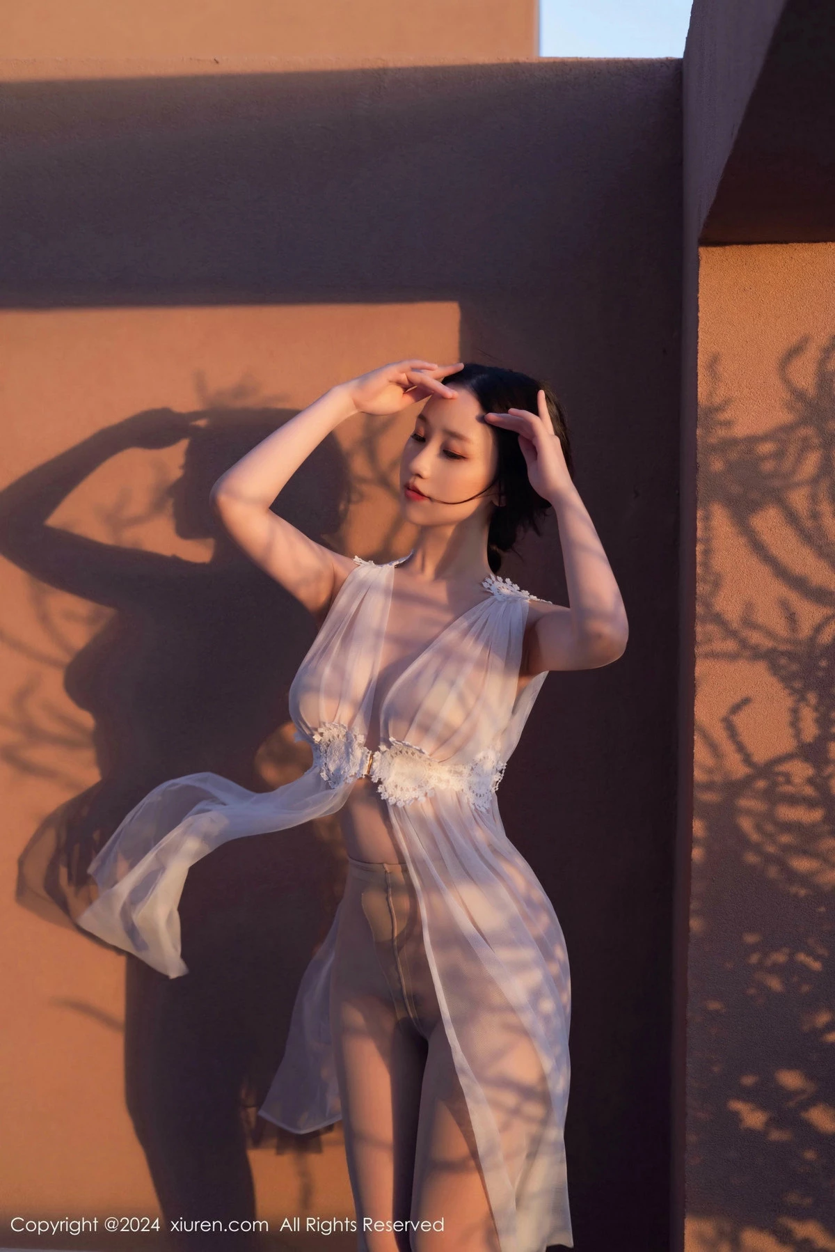 [[XiuRen秀人网]秀人网]No.9442_模特杏子Yada性感白色薄纱轻透服饰配肉丝袜秀曼妙身姿诱惑写真82P