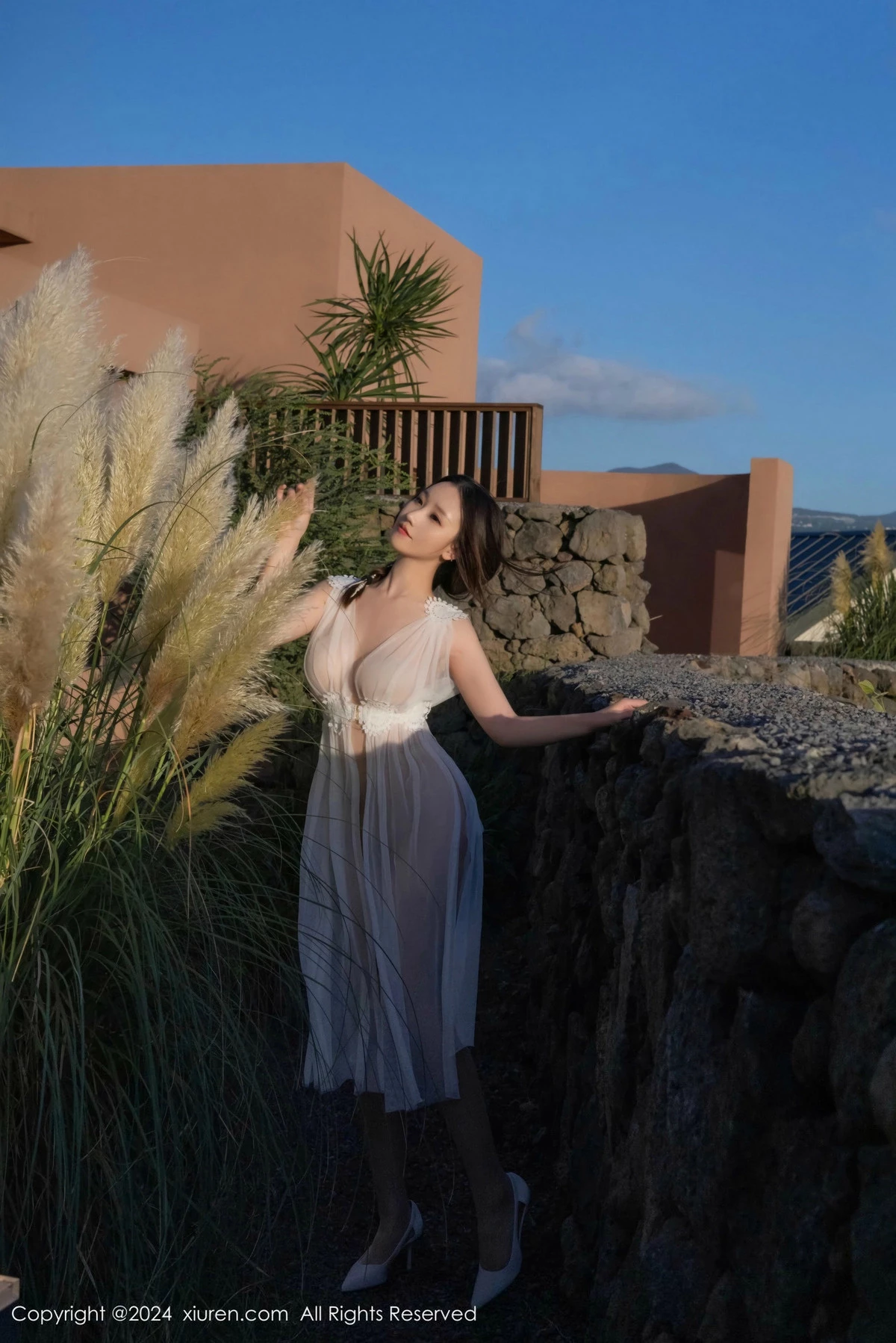 [[XiuRen秀人网]秀人网]No.9442_模特杏子Yada性感白色薄纱轻透服饰配肉丝袜秀曼妙身姿诱惑写真82P