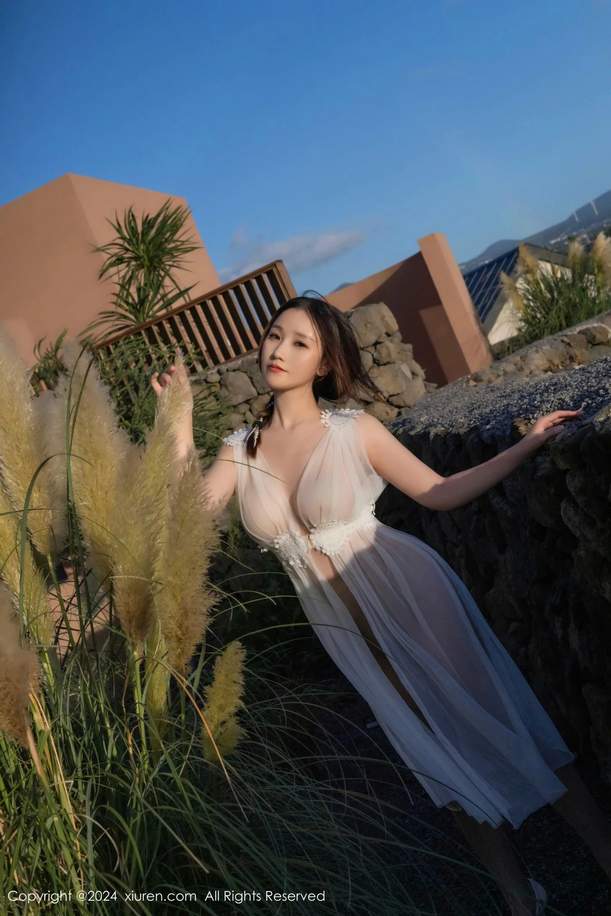 [[XiuRen秀人网]秀人网]No.9442_模特杏子Yada性感白色薄纱轻透服饰配肉丝袜秀曼妙身姿诱惑写真82P