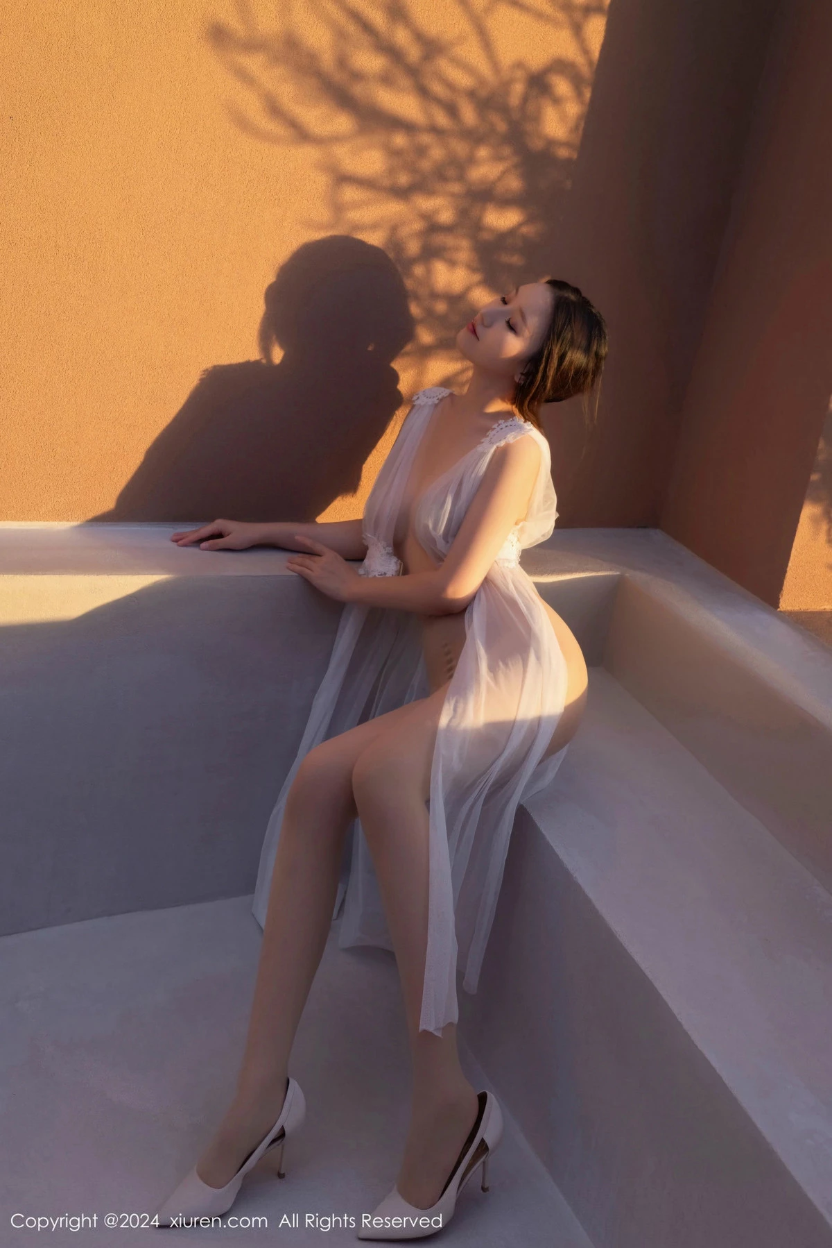 [[XiuRen秀人网]秀人网]No.9442_模特杏子Yada性感白色薄纱轻透服饰配肉丝袜秀曼妙身姿诱惑写真82P
